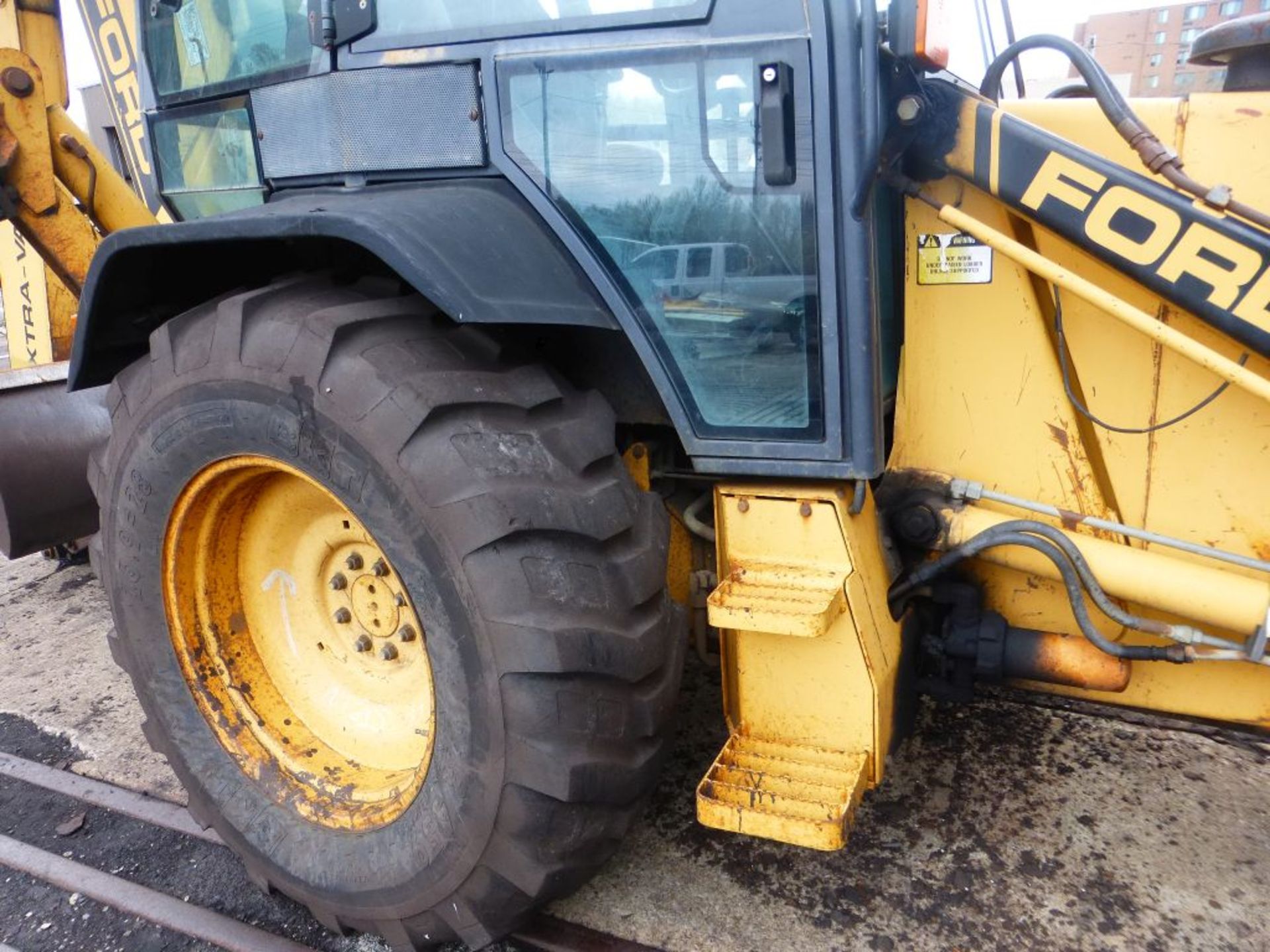 Ford 655C Backhoe | Model No. LF3P1Z; Serial No. A406839; 4877 Hours; 88" Wide Bucket; Manual - Image 5 of 17