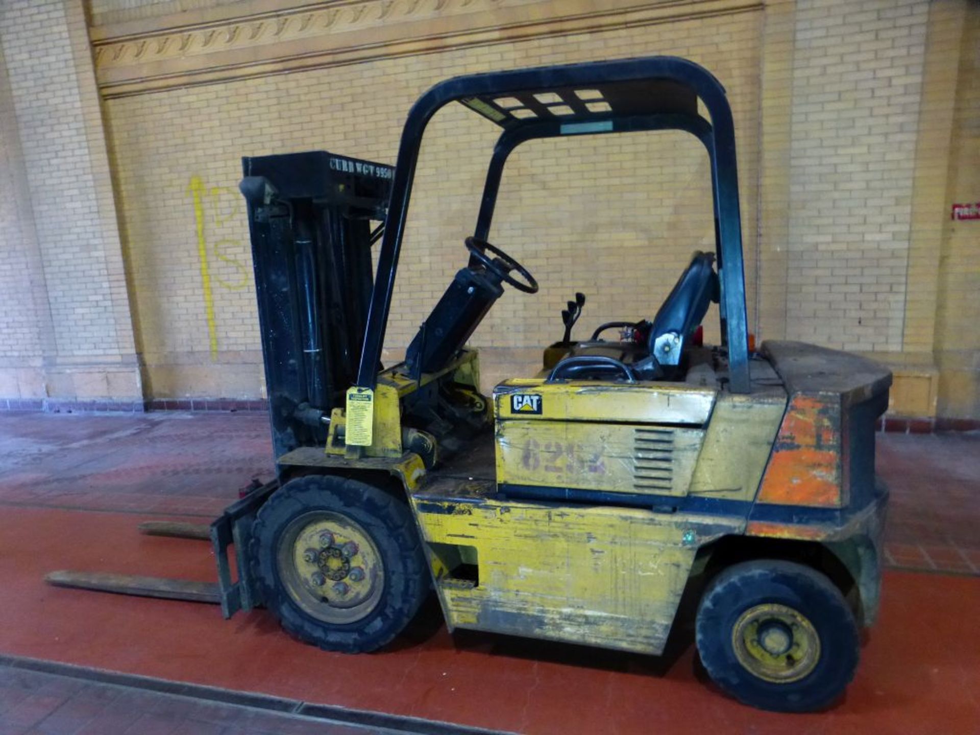 Caterpillar Gasoline Forklift | Model No. V40D; Serial No. 3EC07315; 4000 lb Cap; 156" or 173" - Image 3 of 20