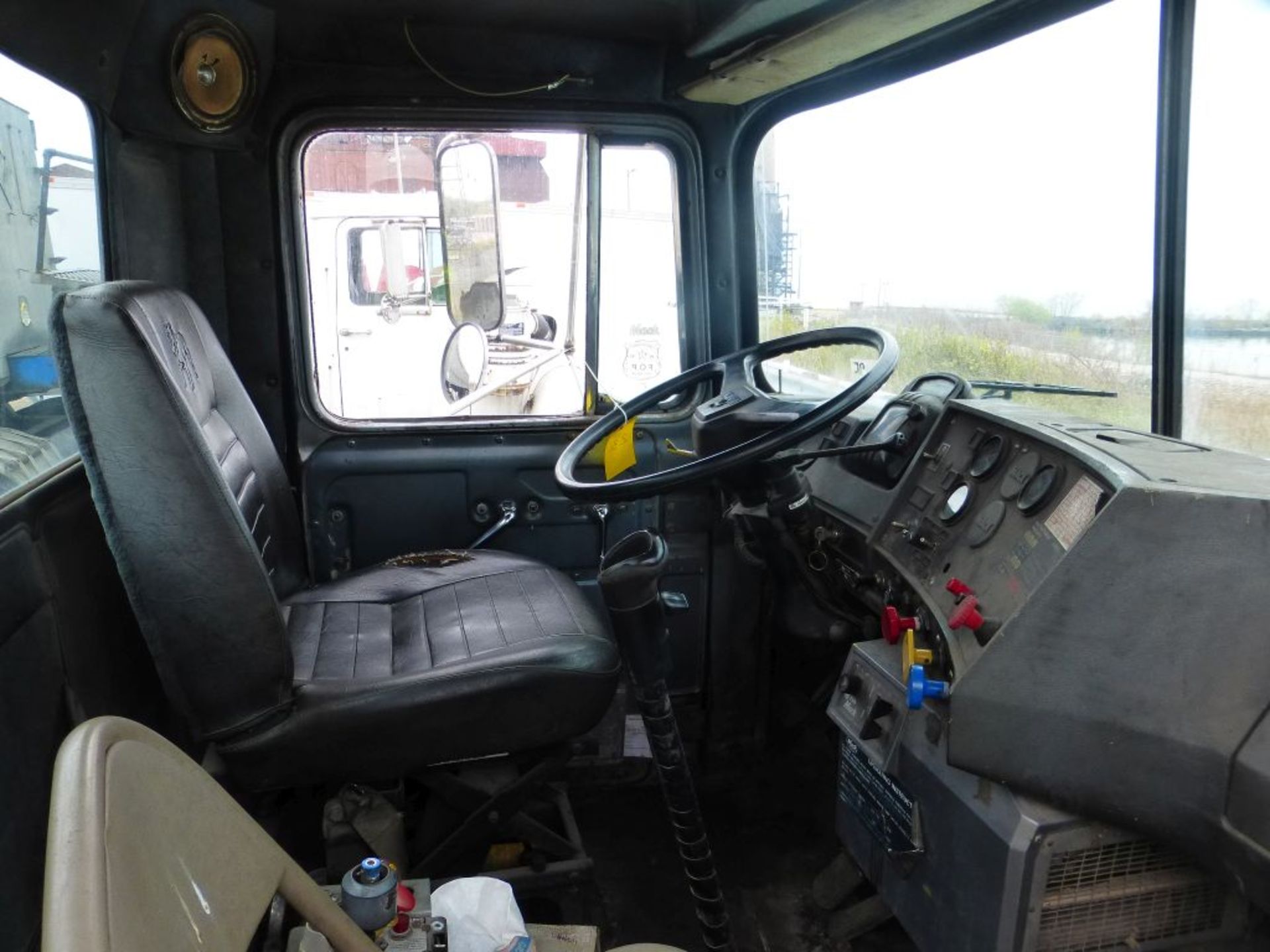 1990 Mack R688ST Truck | Vin No. 1M1W188YXLW029969; 172,169 Miles; L6, 11.0L; Diesel Engine; Air - Image 7 of 20