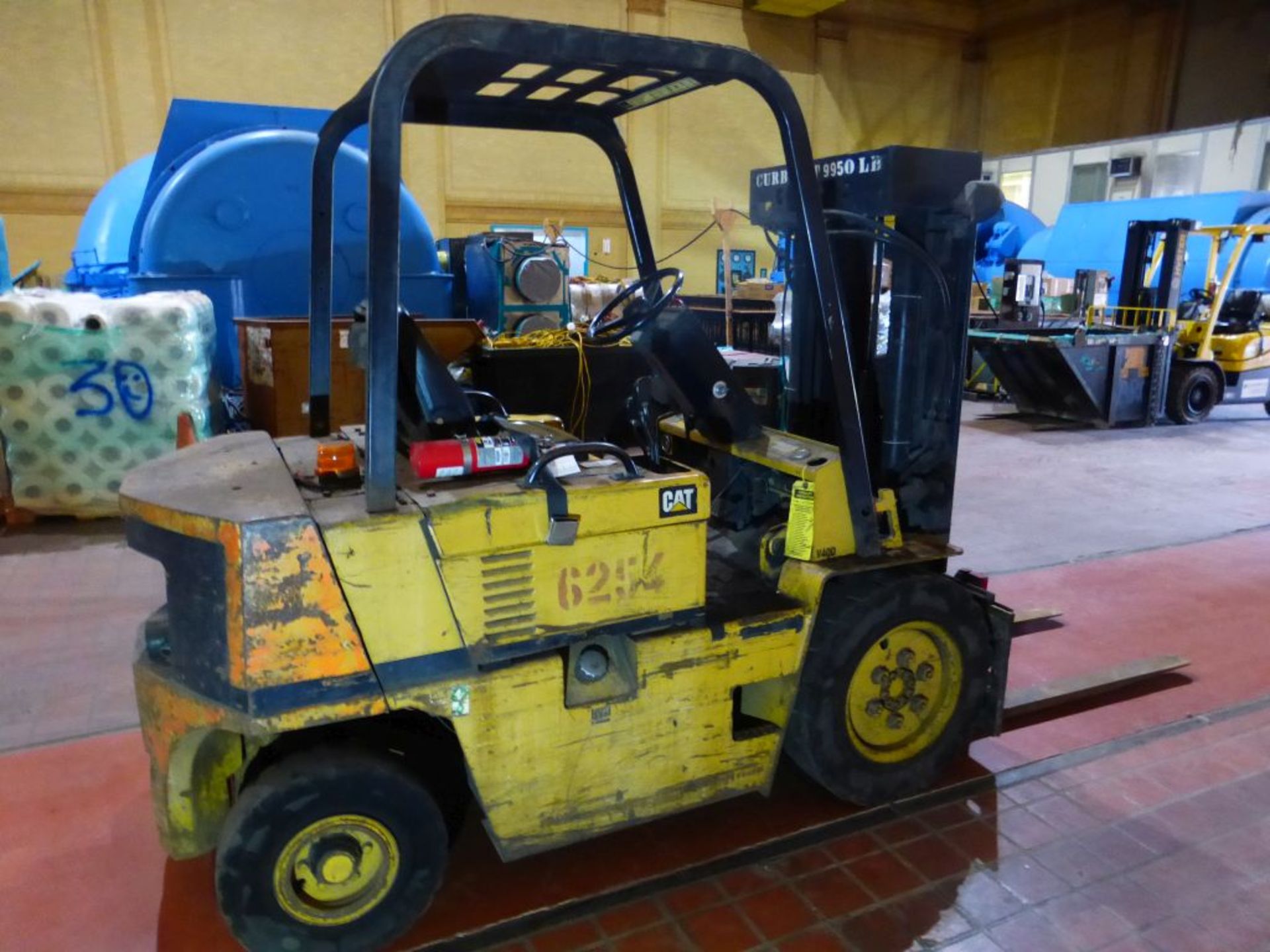 Caterpillar Gasoline Forklift | Model No. V40D; Serial No. 3EC07315; 4000 lb Cap; 156" or 173" - Image 6 of 20