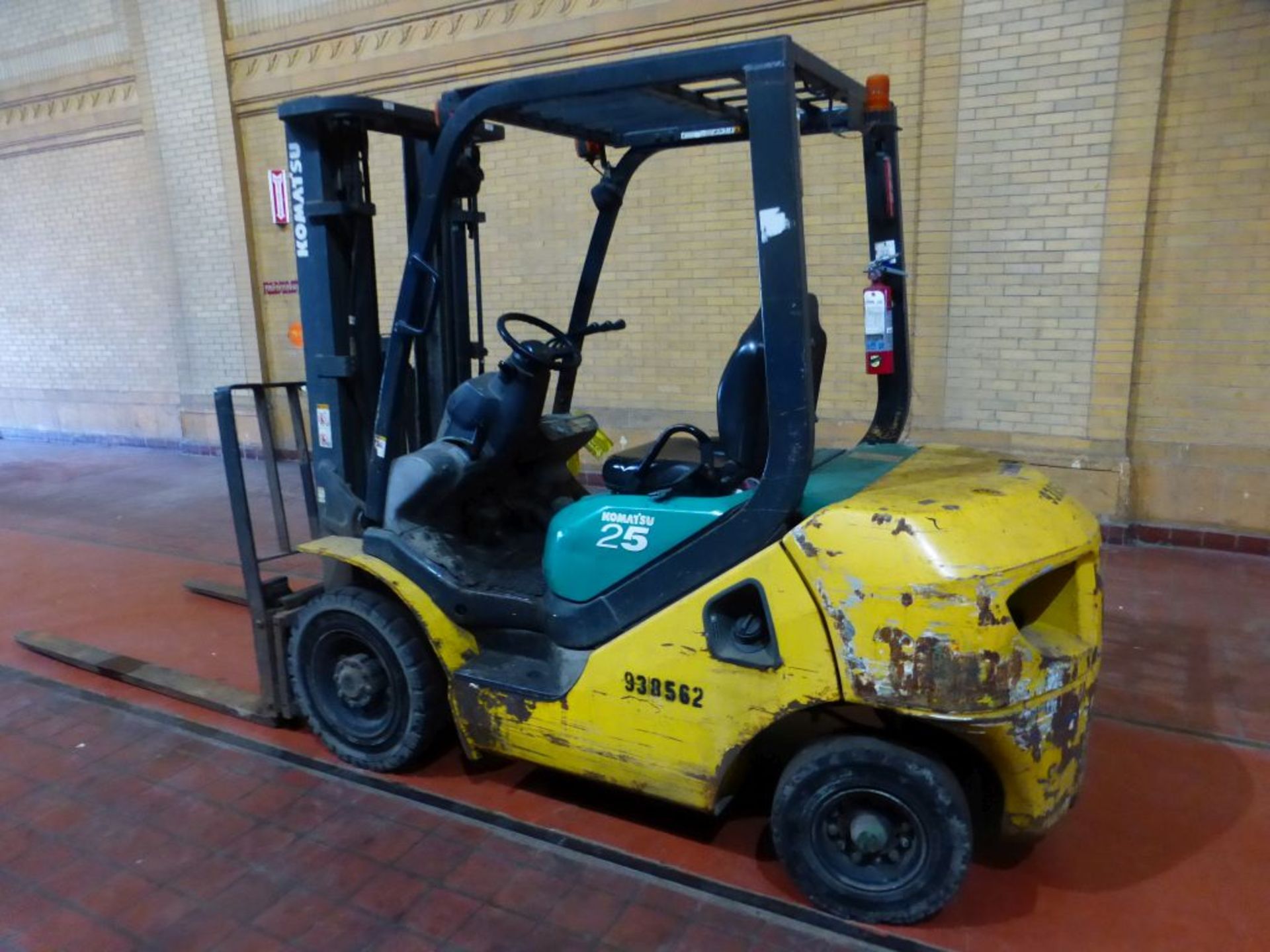 Komatsu 25-Gallon Forklift | Model No. FG25T-16; Serial No. 210280A; 4650 lb Cap; 188" Lifting - Image 4 of 19