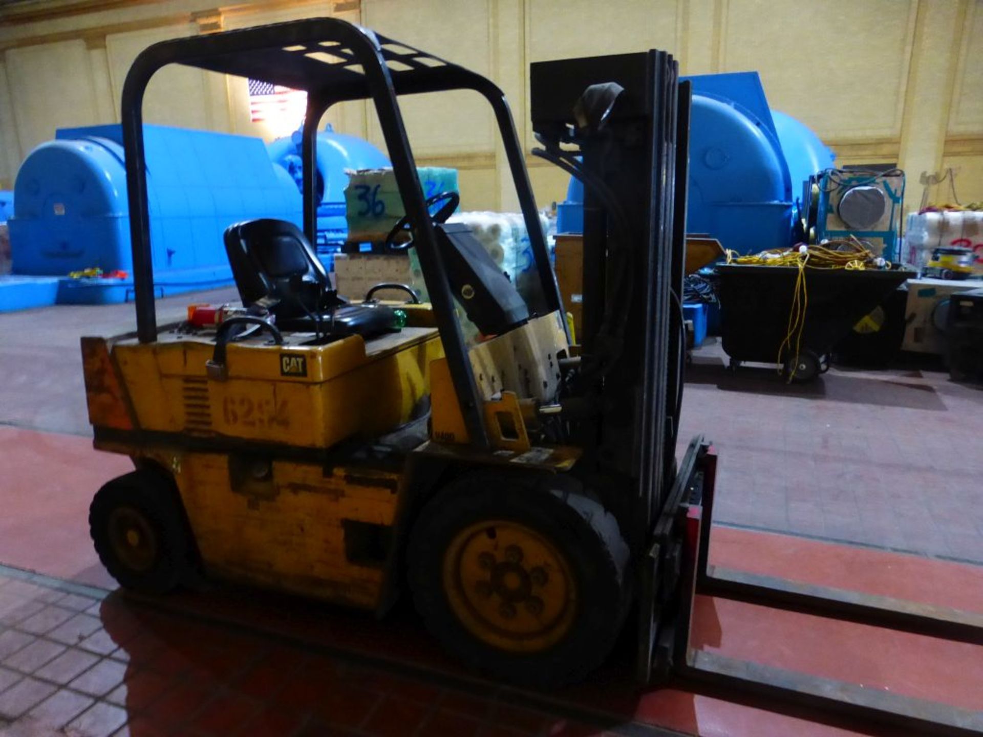 Caterpillar Gasoline Forklift | Model No. V40D; Serial No. 3EC07315; 4000 lb Cap; 156" or 173" - Image 7 of 20