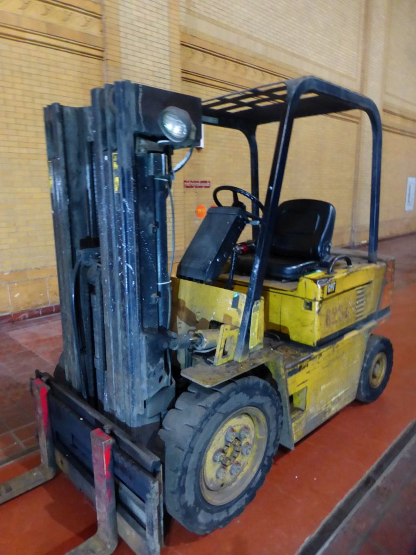 Caterpillar Gasoline Forklift | Model No. V40D; Serial No. 3EC07315; 4000 lb Cap; 156" or 173" - Image 4 of 20