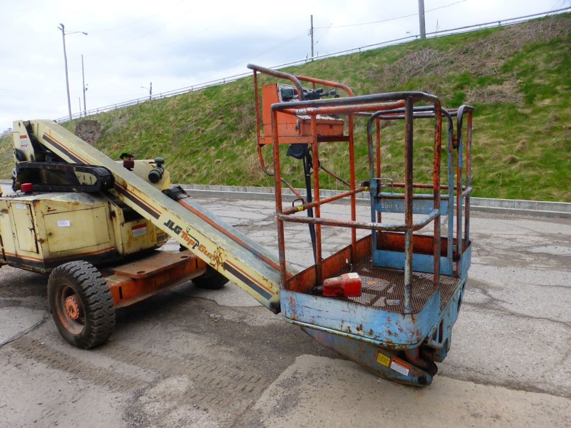 JLG Top Gun Manlift | Model No. 45HA; Serial No. 030015198; 2394 Hours; 45' Platform Height; 500 - Image 7 of 18