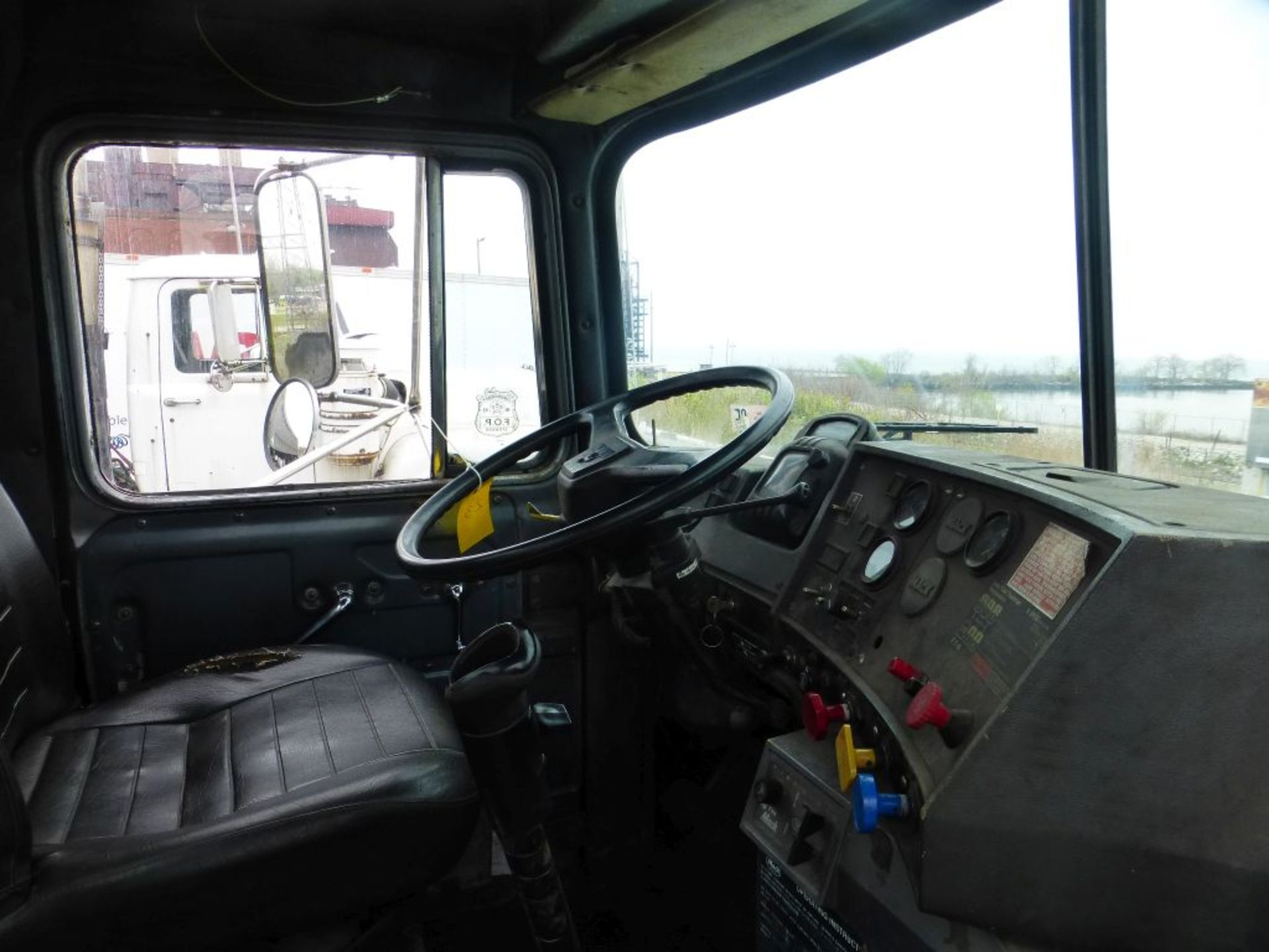 1990 Mack R688ST Truck | Vin No. 1M1W188YXLW029969; 172,169 Miles; L6, 11.0L; Diesel Engine; Air - Image 9 of 20