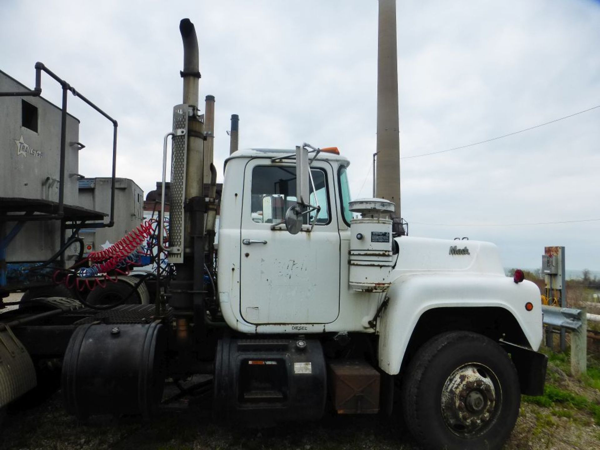 1990 Mack R688ST Truck | Vin No. 1M1W188YXLW029969; 172,169 Miles; L6, 11.0L; Diesel Engine; Air - Image 5 of 20