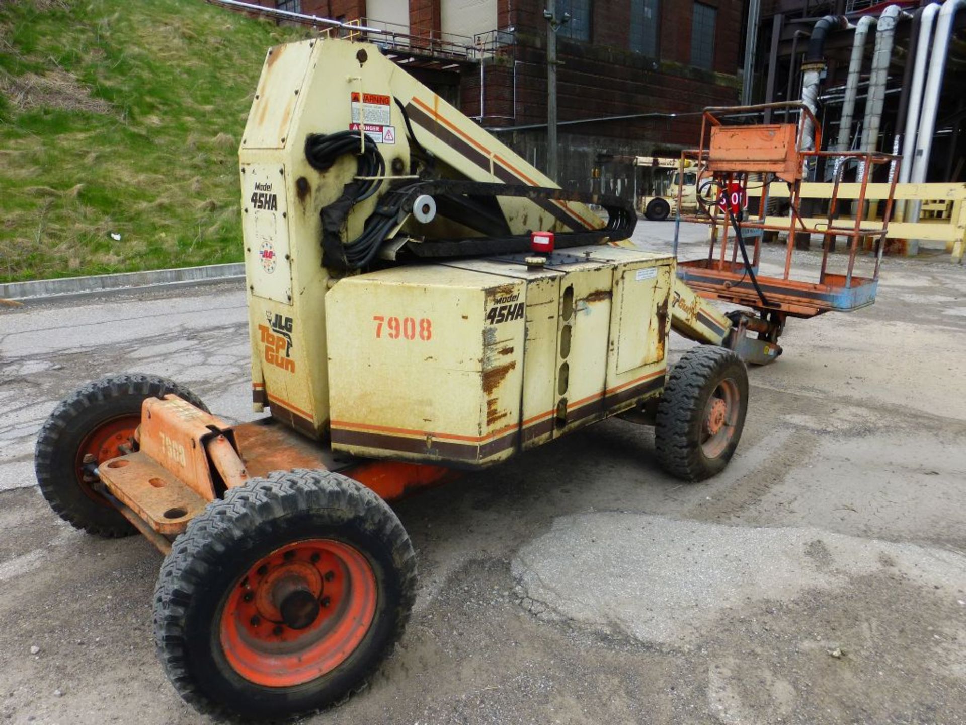 JLG Top Gun Manlift | Model No. 45HA; Serial No. 030015198; 2394 Hours; 45' Platform Height; 500 - Image 4 of 18