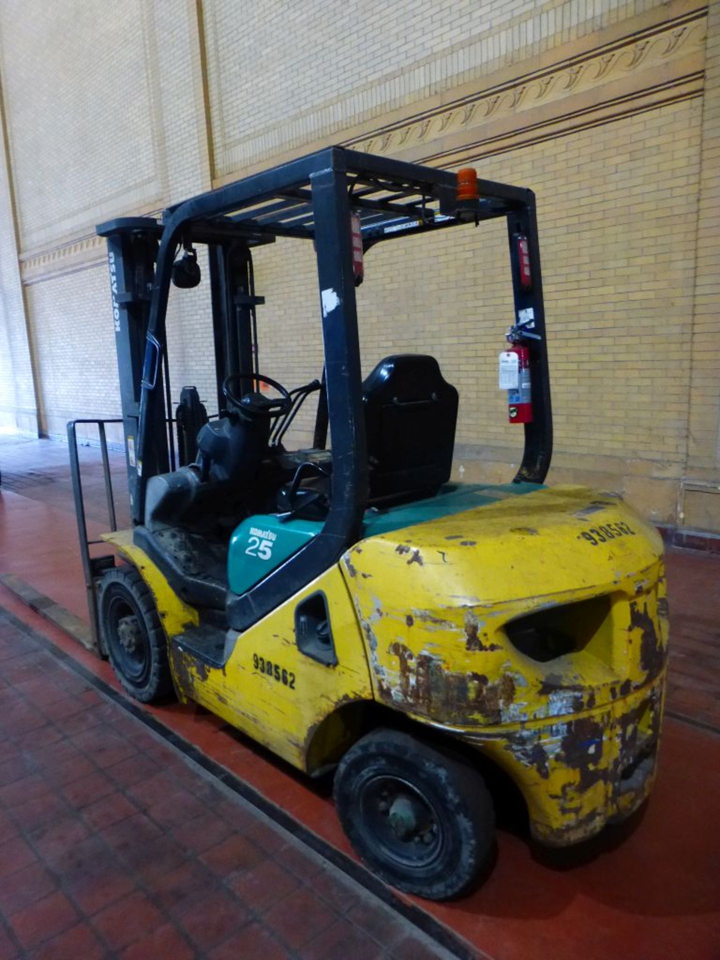 Komatsu 25-Gallon Forklift | Model No. FG25T-16; Serial No. 210280A; 4650 lb Cap; 188" Lifting - Image 5 of 19