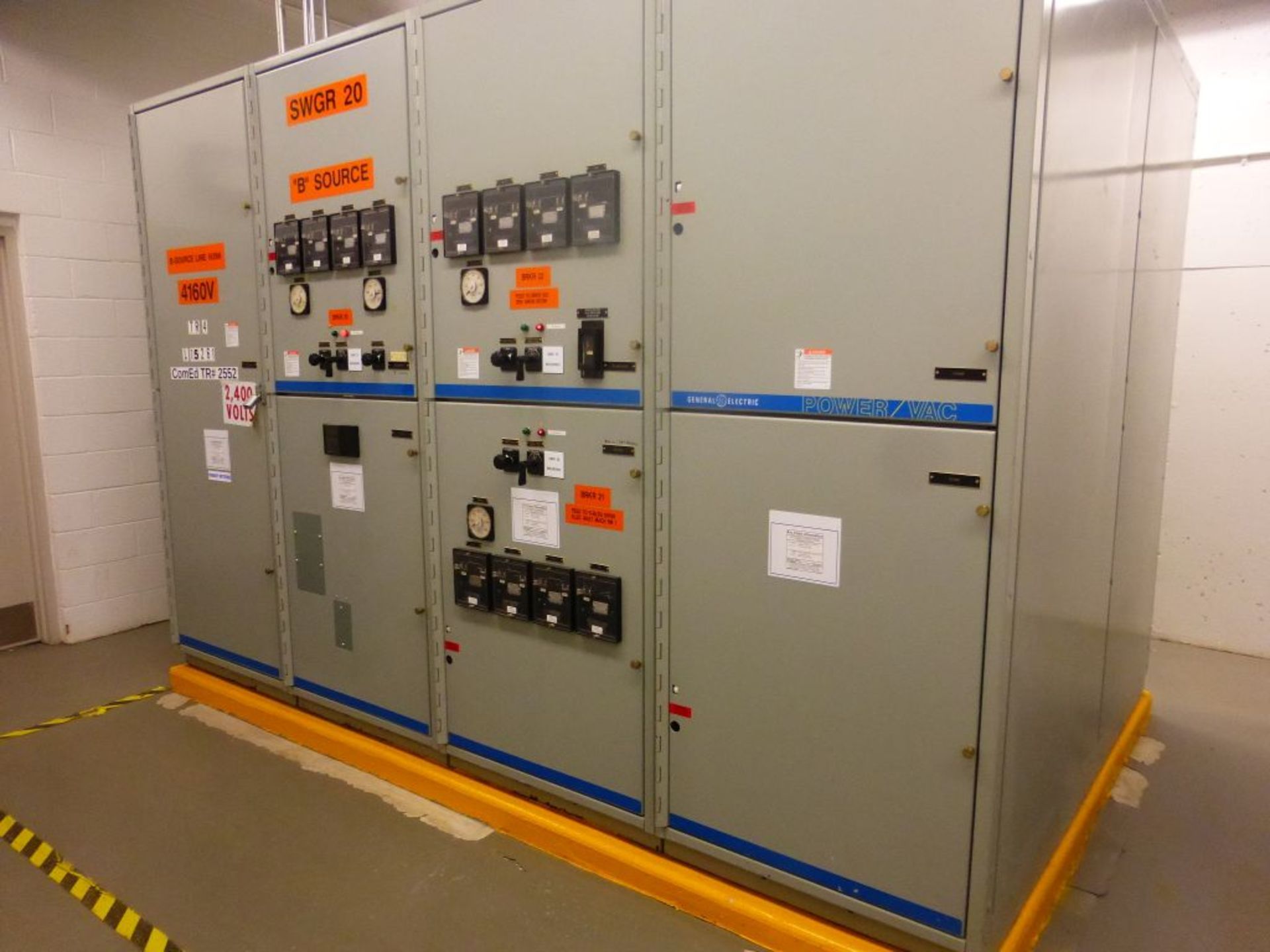 GE Powervac Switchgear | (4) Verticals; 4160V; Includes: (1) 2000A Breaker; (1) 1200A Breaker; - Image 2 of 27