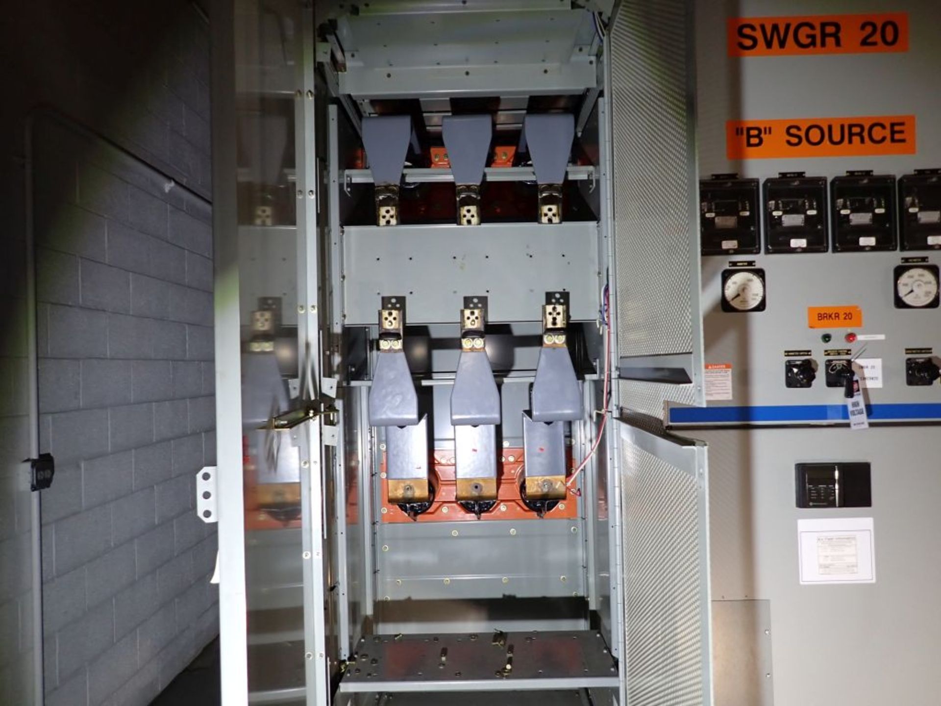 GE Powervac Switchgear | (4) Verticals; 4160V; Includes: (1) 2000A Breaker; (1) 1200A Breaker; - Image 7 of 27