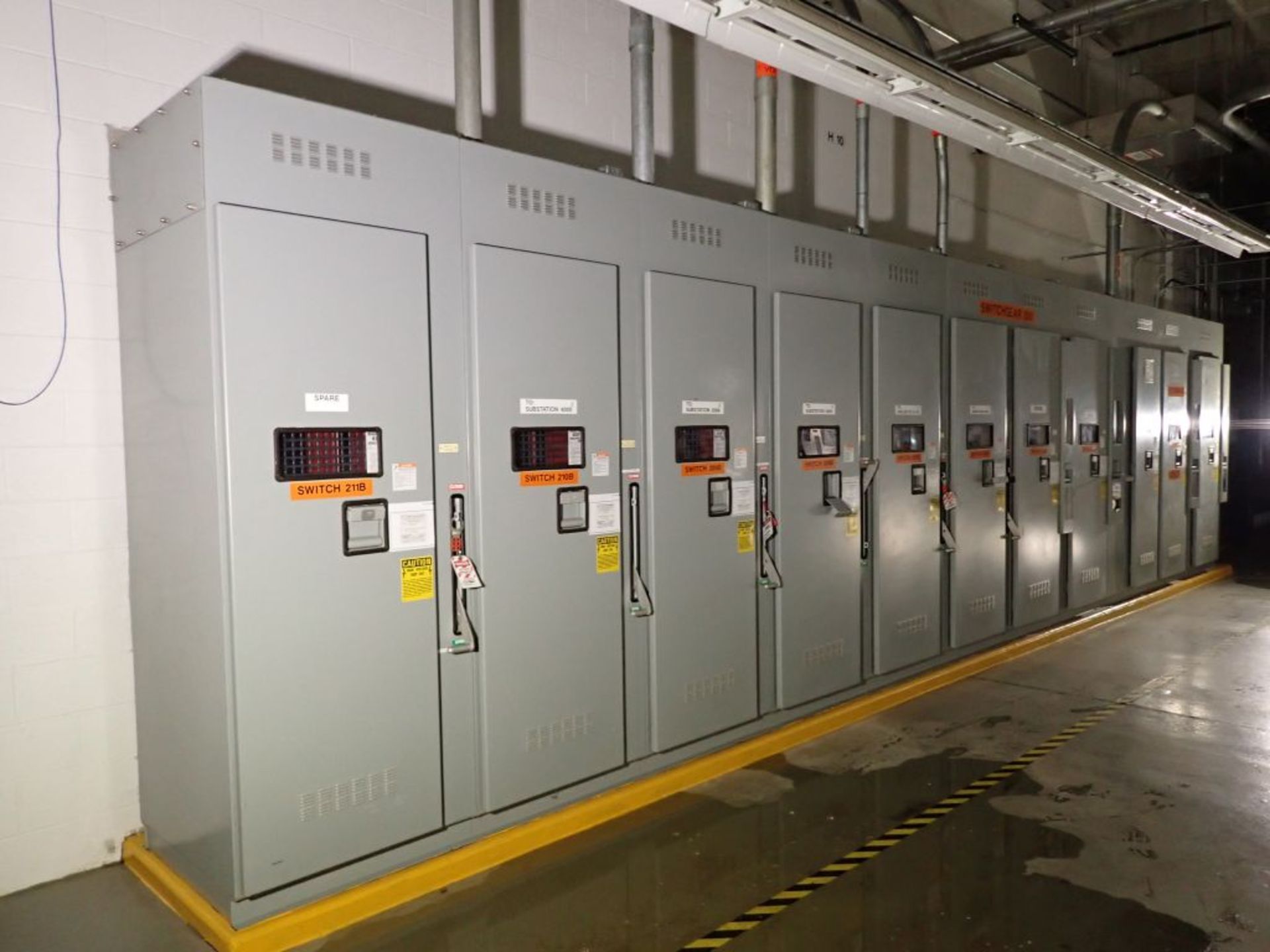 S&C Switchgear Line | (11) Verticals; (2) 1200A; (9) 600A; Cat No. cd-702920; 4.76 KV; Tag: - Image 3 of 16