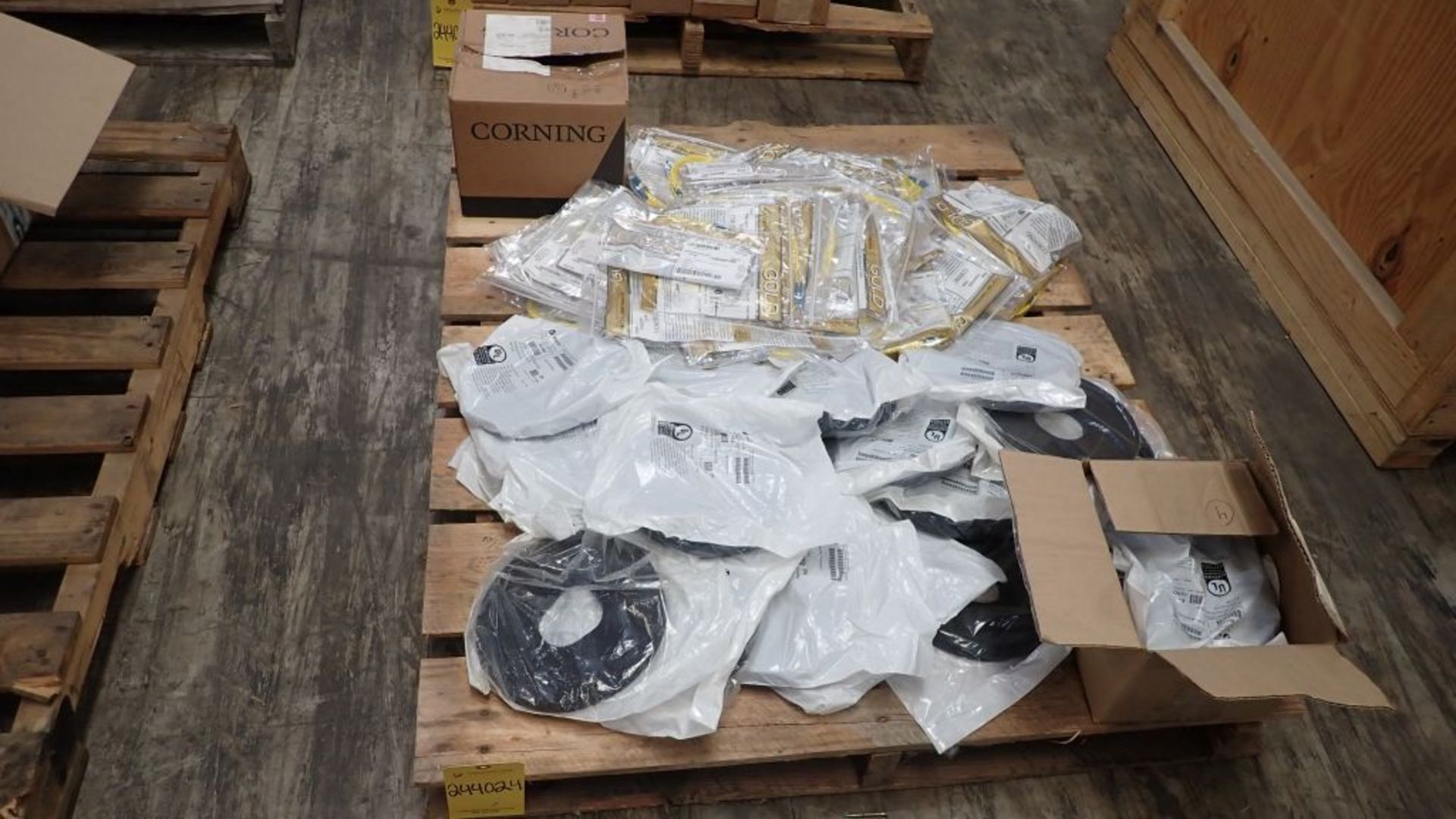 Lot of Approx (125) Optic Cable Assemblies and Approx (20) Wrap Straps | Approx (125) Corning