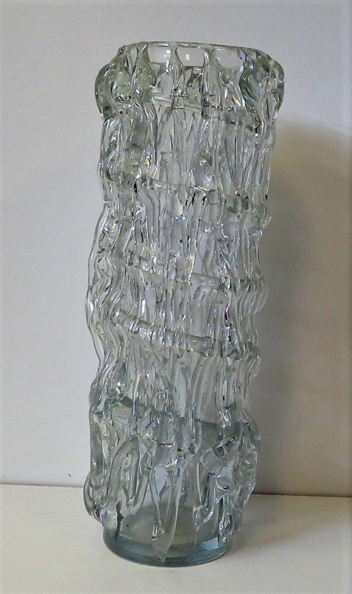Designer Vase, 1960/70er Jahre, farbloses Glas mit aufgelegten Fäden, h 41 cm, d 14,5 cm.