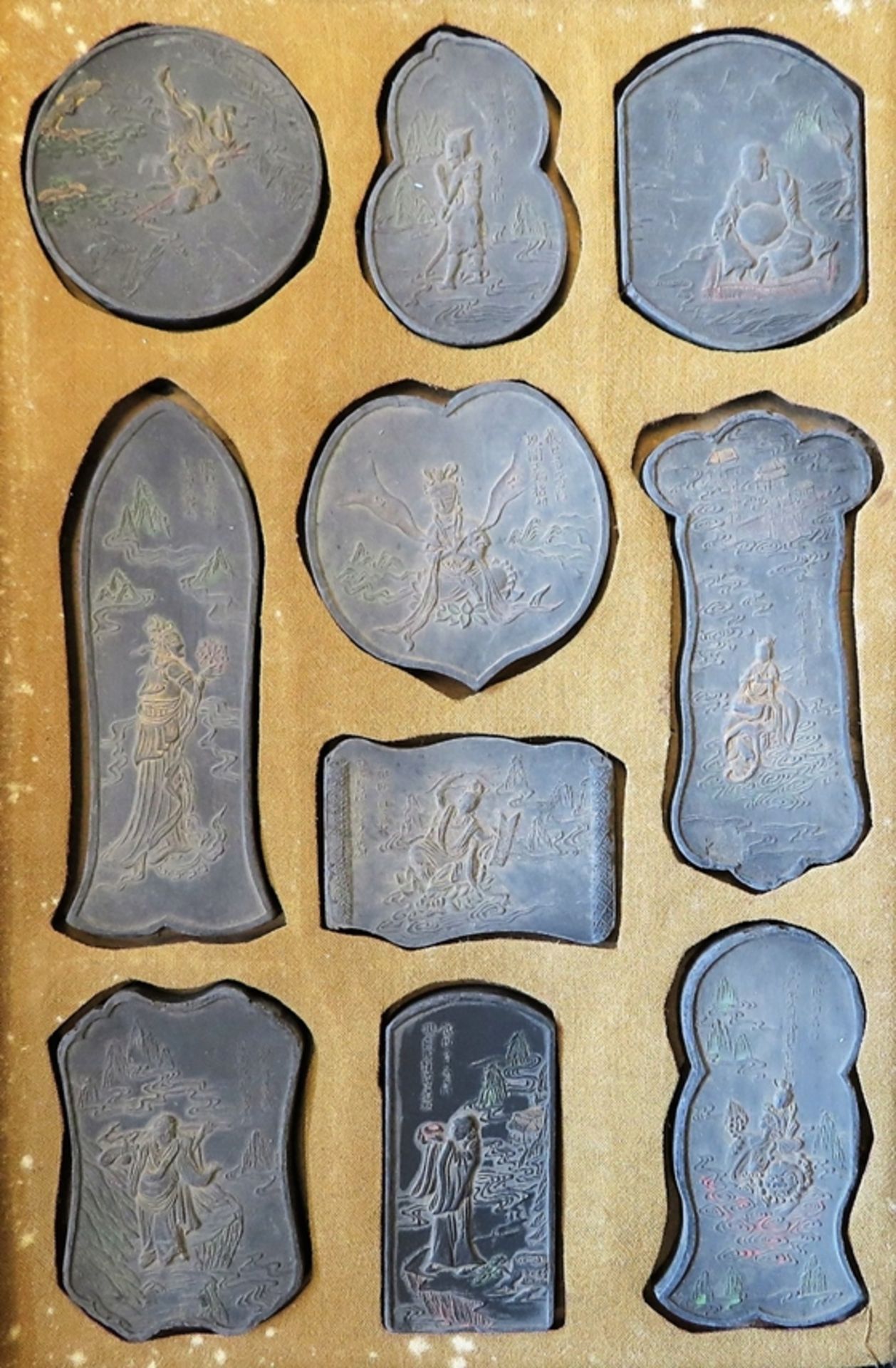 Kassette mit 10 Siegeln, China, um 1900, Ton mit Reliefdarstellungen, ca. 11 x 4 x 1,1 cm.