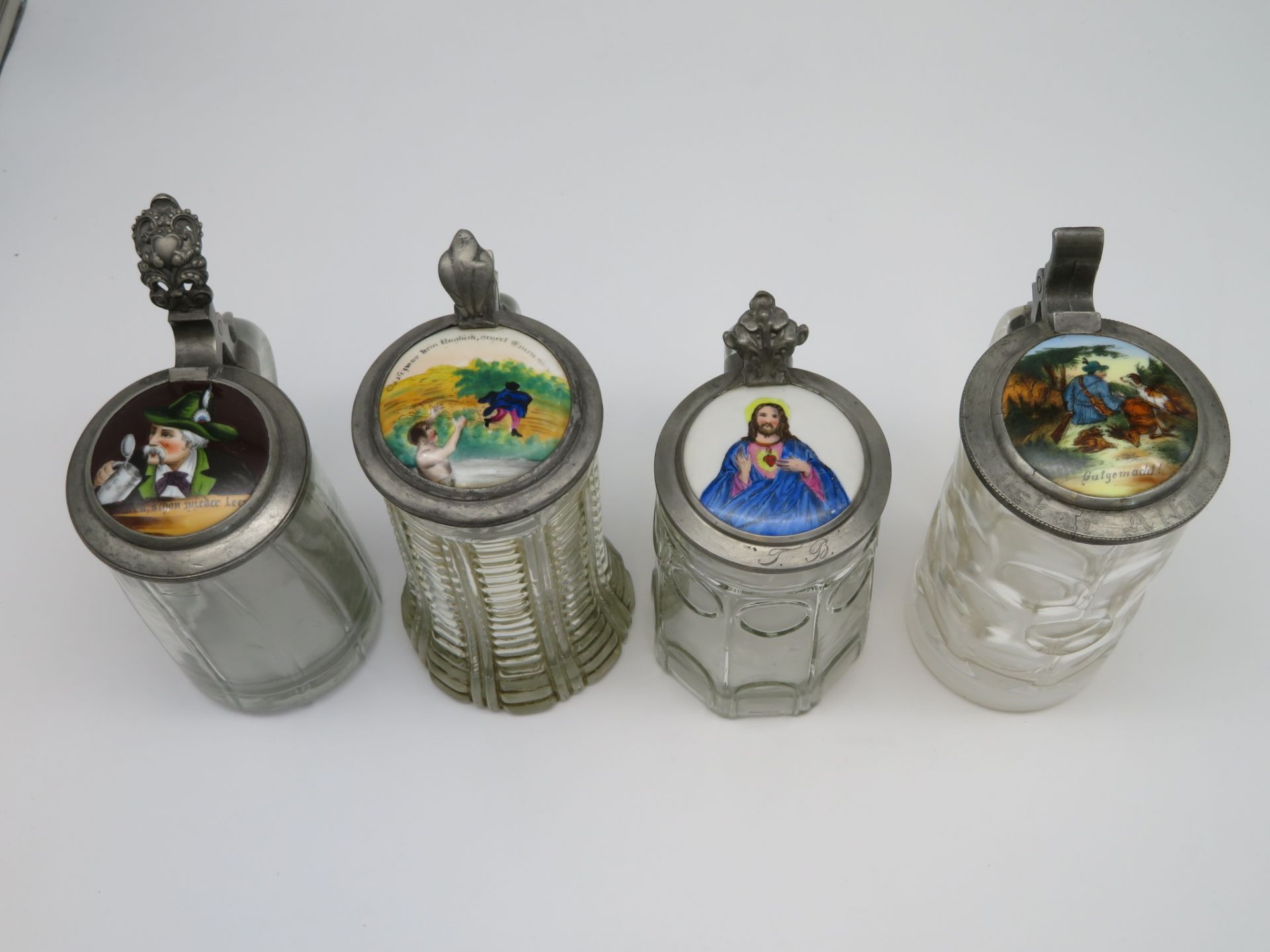 4 diverse Bierkrüge, 19. Jahrhundert, farbloses Glas, bemalte Porzellandeckel in Zinnmontur, ca. h  - Bild 2 aus 2