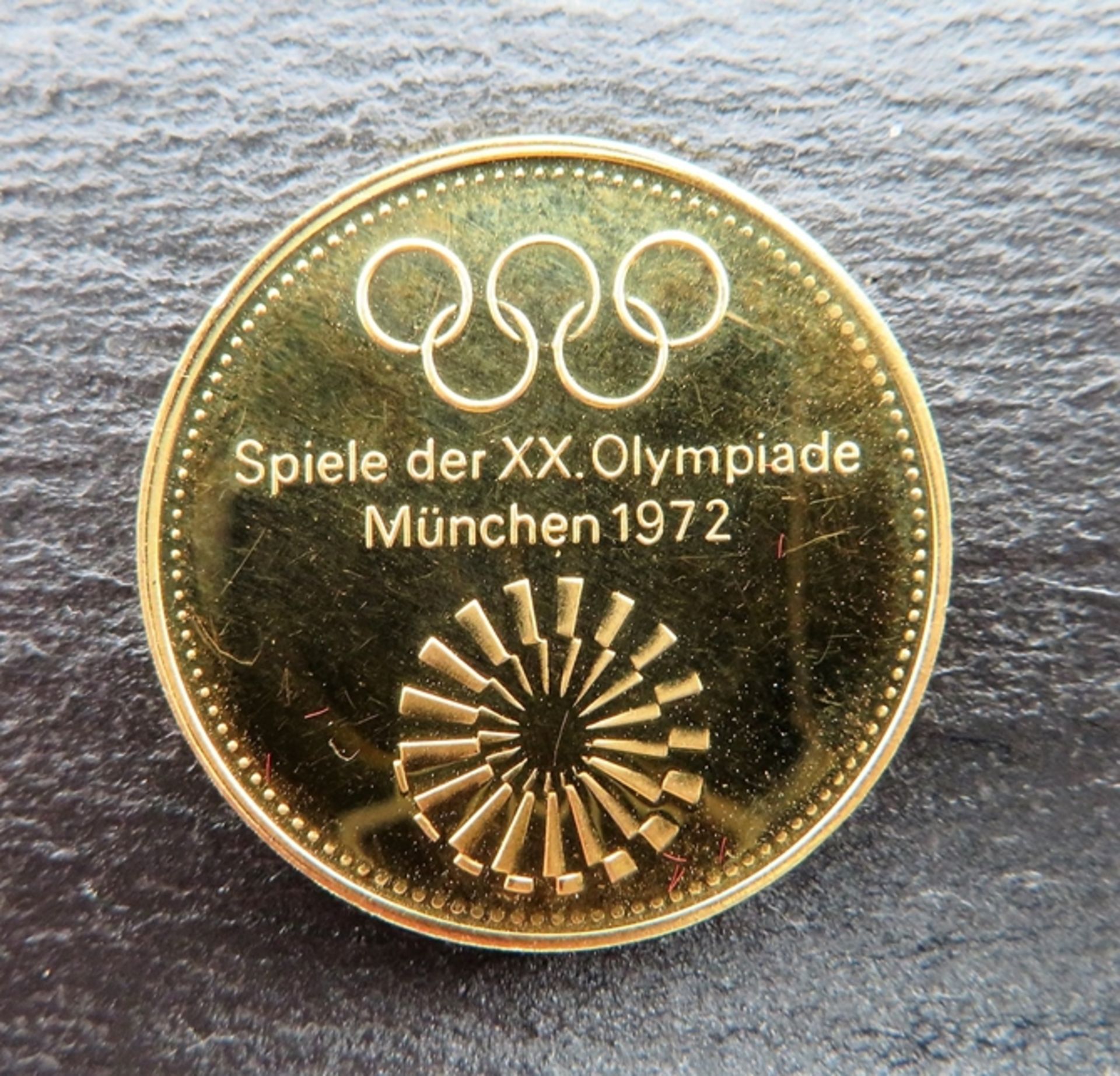 Goldmedaille, Spiele der XX. Olympiade München 1972, Gold 900/1000, gepunzt, 6,99 g, PPminb, d 2,4  - Bild 2 aus 2