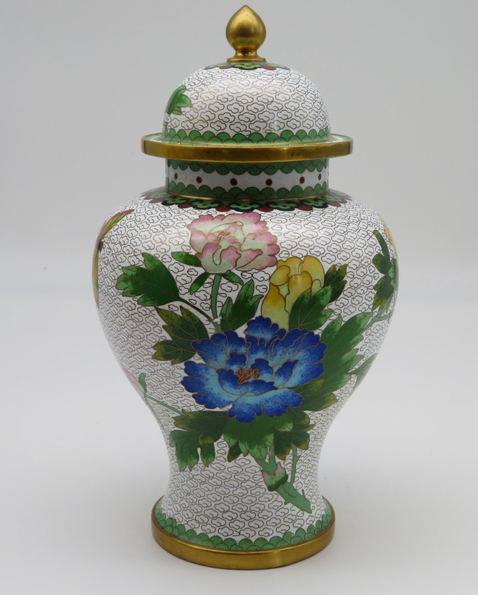 Cloisonné Deckelvase, China, 1. Hälfte 20. Jahrhundert, farbiger Zellenschmelz mit farbigen Blüten 