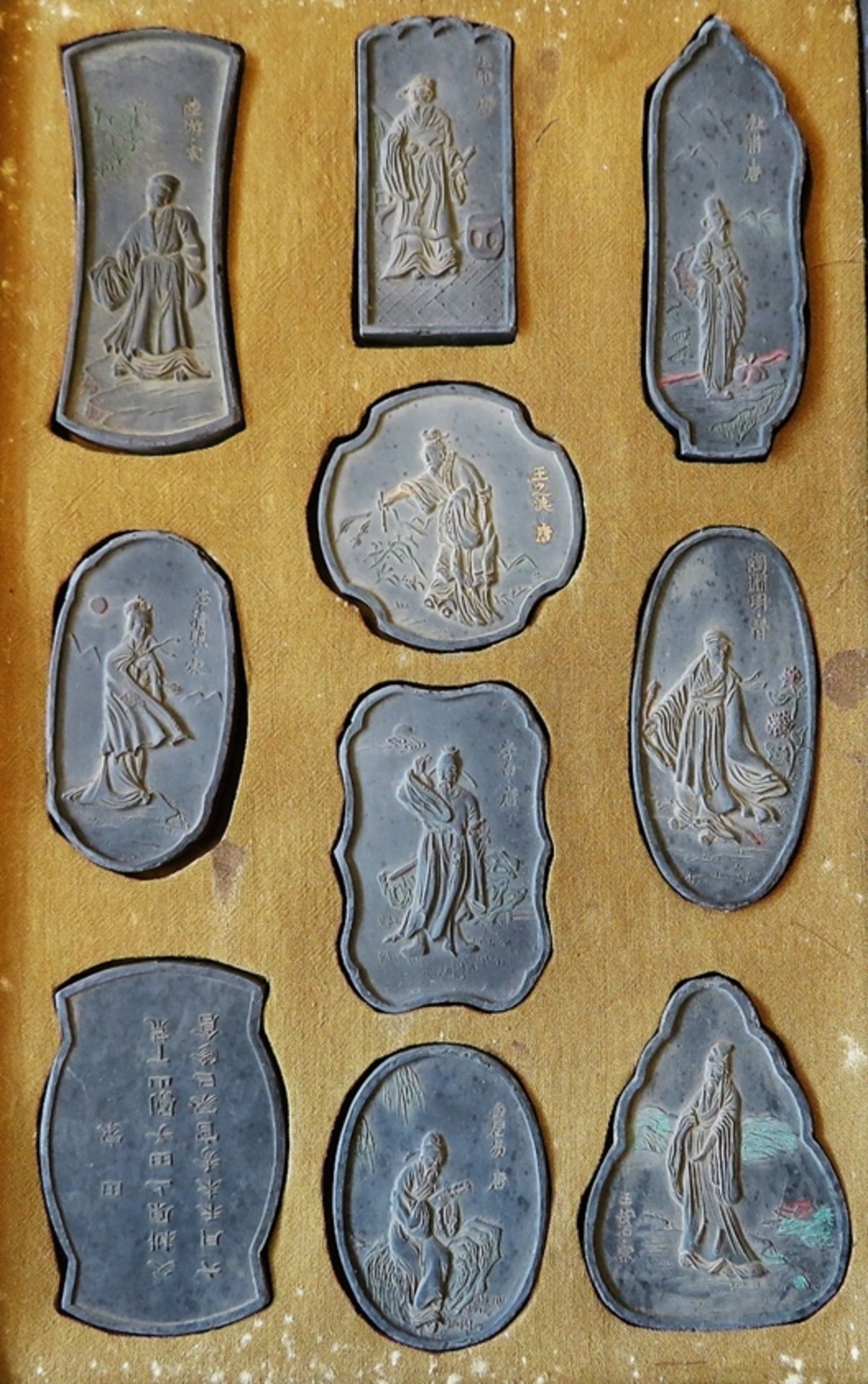 Kassette mit 10 Siegeln, China, um 1900, Ton mit Reliefdarstellungen, ca. 11 x 4 x 1,1 cm.