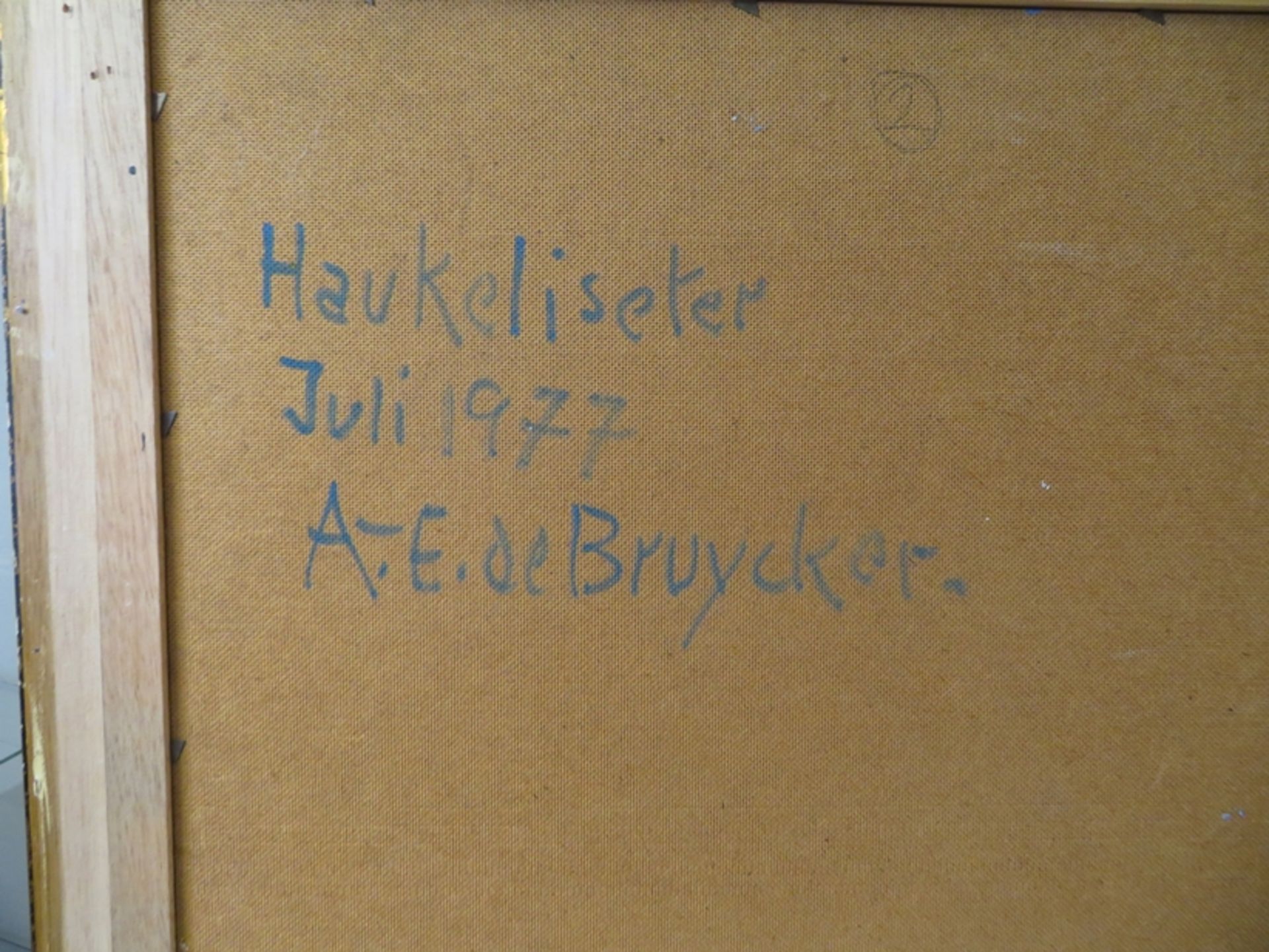 Bruycker, A.E. de, "Häuser am Fjord bei Haukeliseter", li.u.sign., verso dat. 1977 und bez., Öl/Mal - Bild 3 aus 3