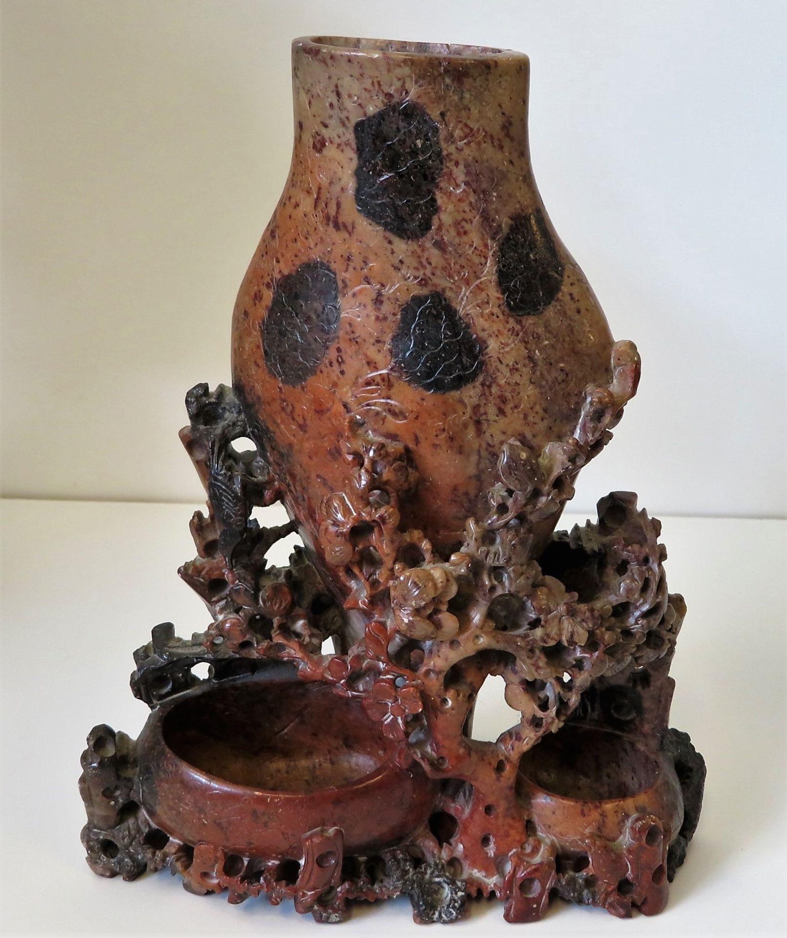 Große Vase, China, Speckstein reich geschnitzt, 25,5 x 20 x 9 cm.