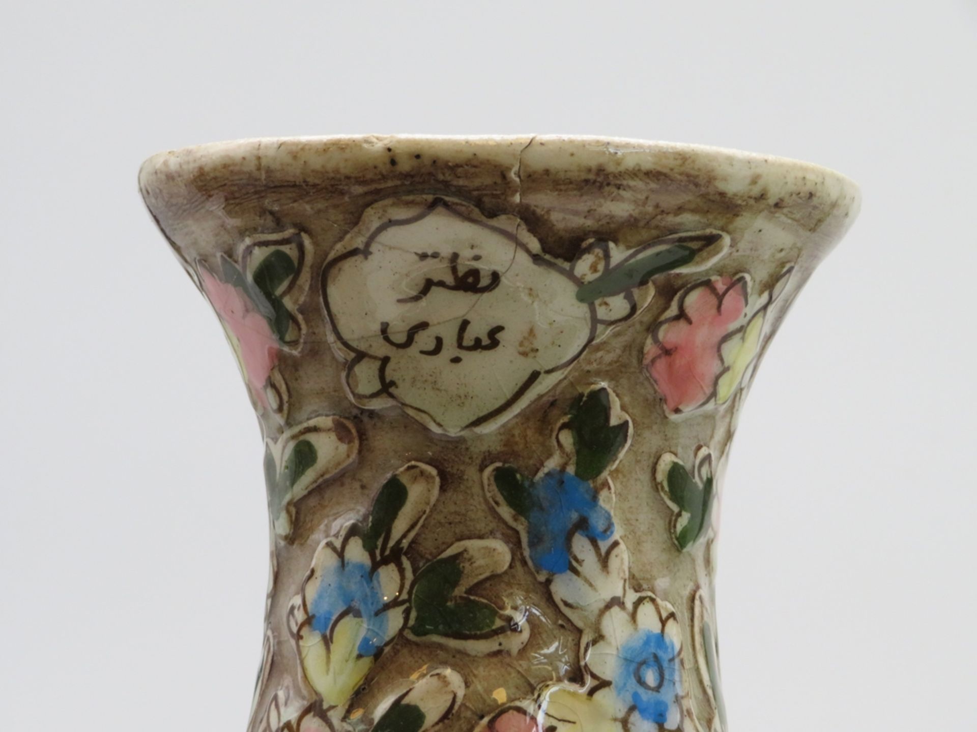 2 Vasen, Persien, antik, Fayence mit Reliefdekor von Blüten und Hasen, polychrom glasiert, 1 x am H - Bild 2 aus 3