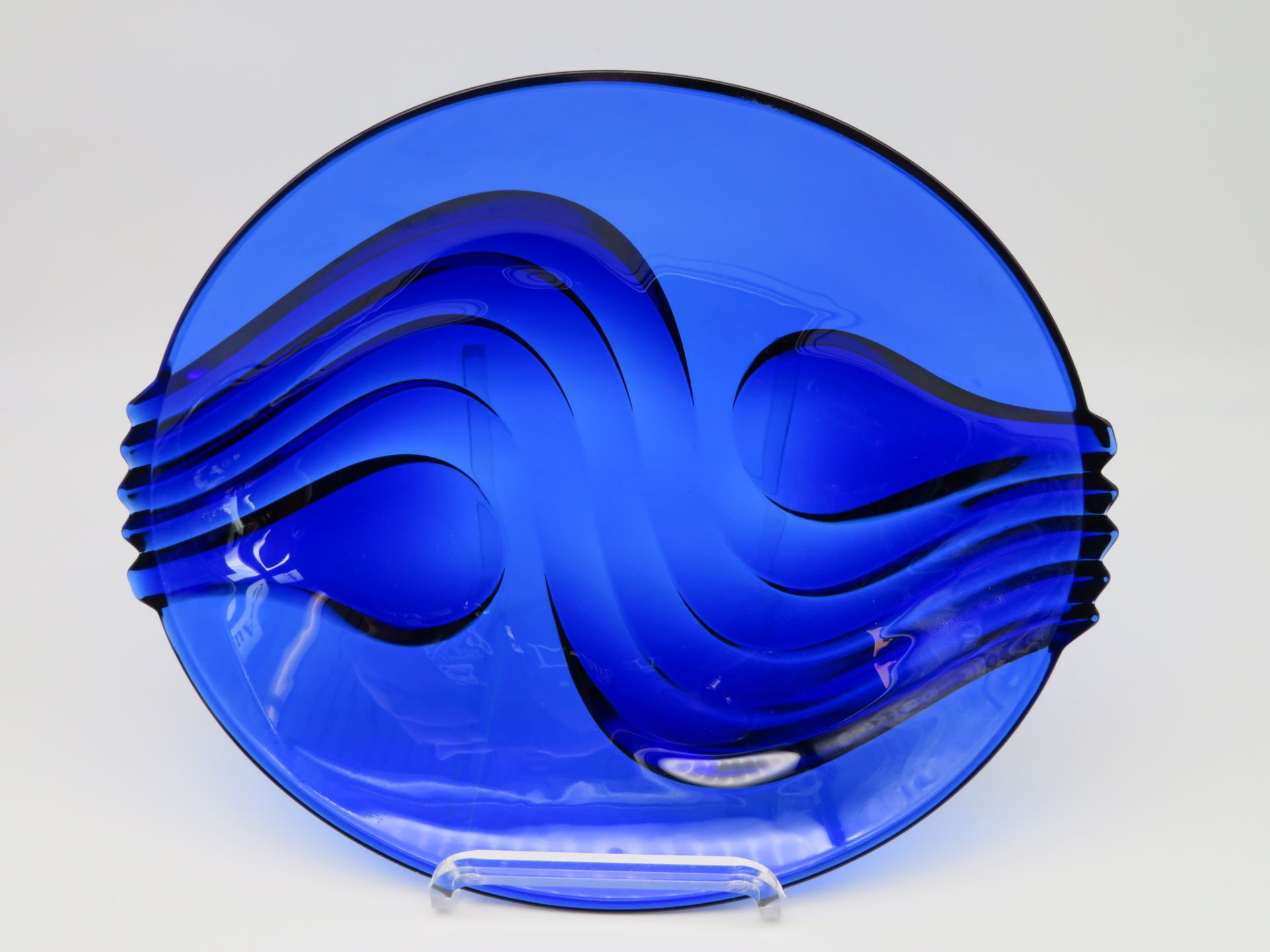 Ovale Designer Schale, 1960/70er Jahre, Blau eingefärbtes Glas, auf spiralförmig geschwungenem, sic