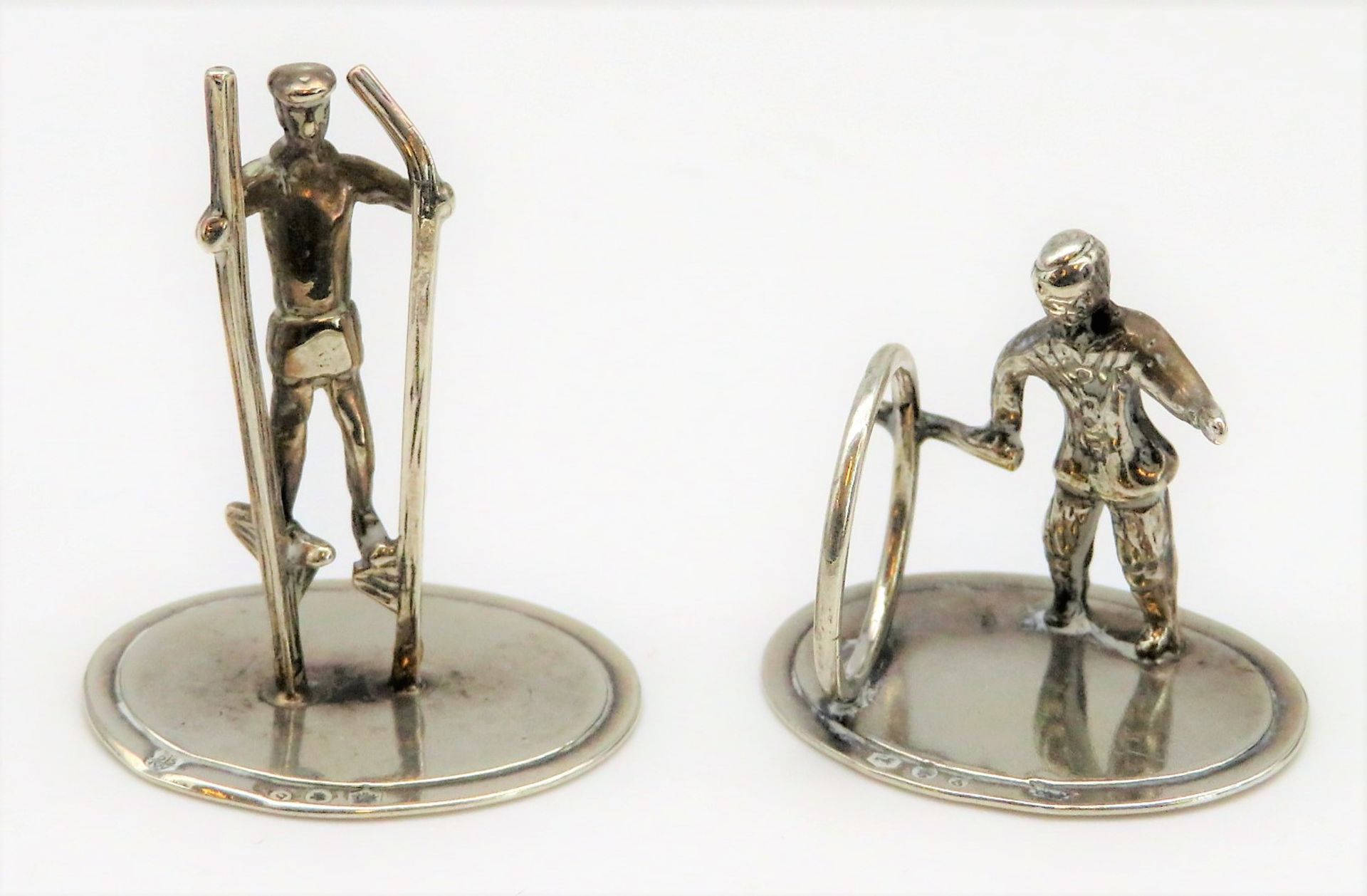 2 Miniatursilber Figuren, Mann mit Stelzen und Bub mit Laufrad, 835er Silber, gepunzt, h 3,5/2,6 cm