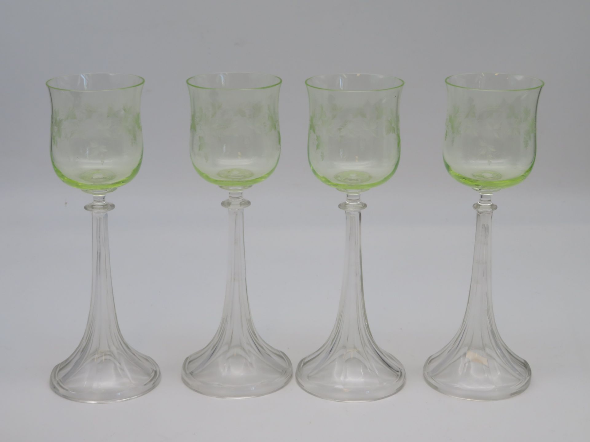 4 feine Weingläser, um 1900, grüne Kuppas auf farblosem Standfuß, Blütengravur, 1 Chip, h 21 cm, d