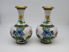 2 Cloisonné Vasen, China, 1. Hälfte 20. Jahrhundert, farbiger Zellenschmelz mit polychromem Blütend