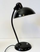 Vintage Bürolampe, Kaiser Idell, 1. Hälfte 20. Jahrhundert, intakt, h 47 cm, d 25 cm.
