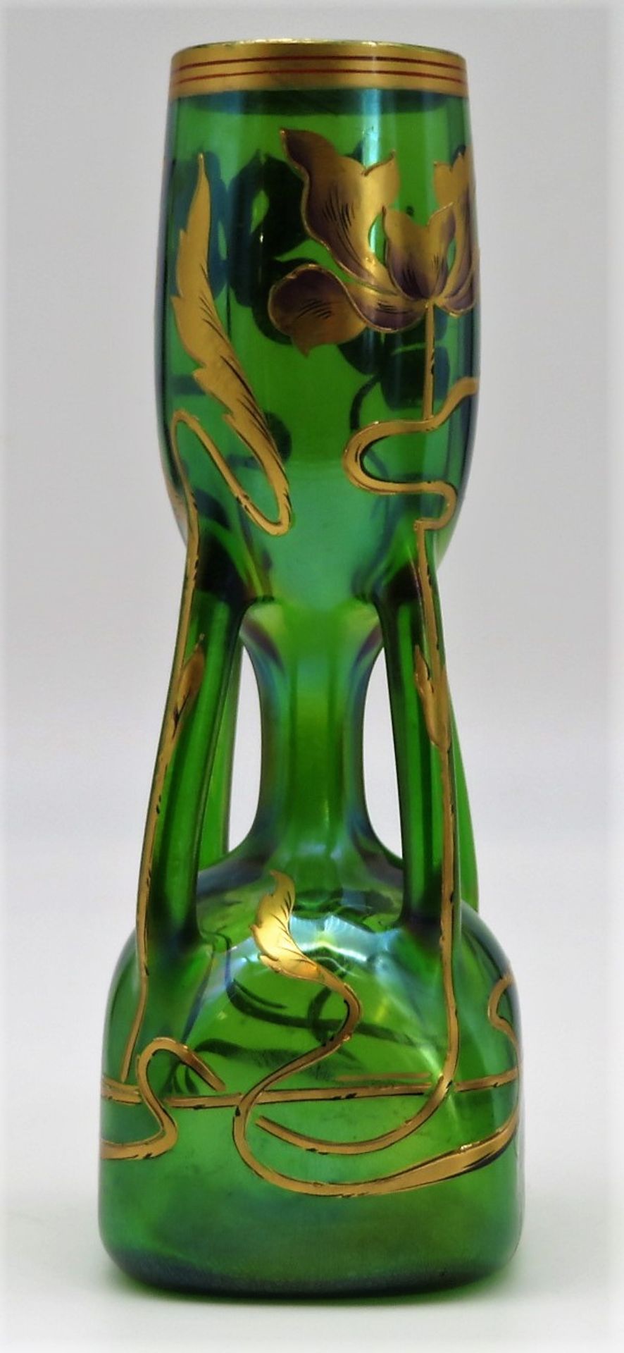 Vase, Jugendstil, um 1900, Grün eingefärbtes Glas, stark irisierend, feine, umlaufende Goldblütenbe