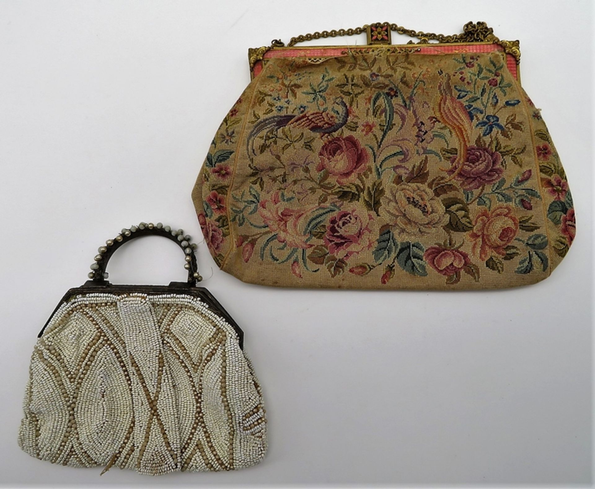 2 diverse Damentaschen, 1 x feine Petit-Point-Stickerei, 1 x weiße Perlstickerei, emaillierte Bügel