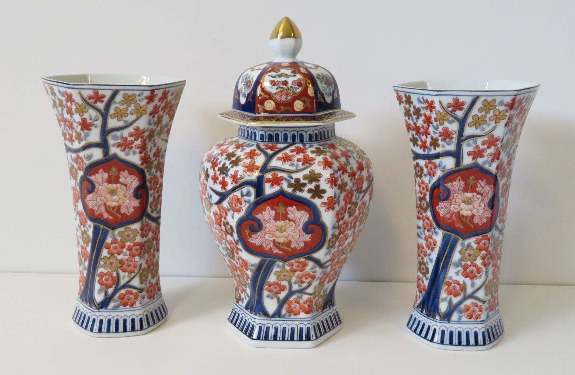 Deckeldose und 2 Vasen, Japan, Imari, Weißporzellan mit polychromer Blüten- und Goldmalerei, gem., 