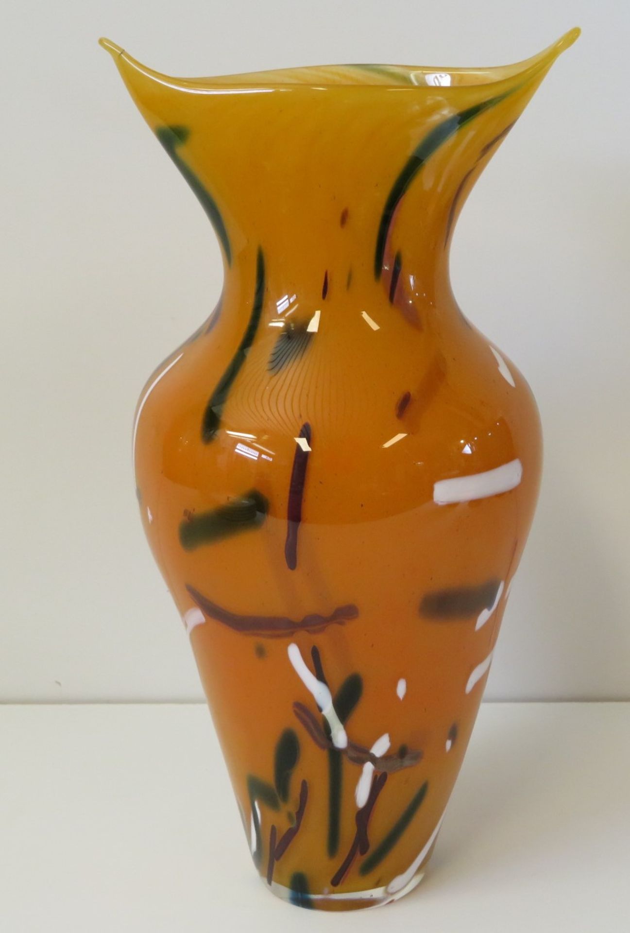 Designer Vase, orangefarbenes Glas mit weißen, schwarzen und roten, stabförmigen Einschmelzungen, u