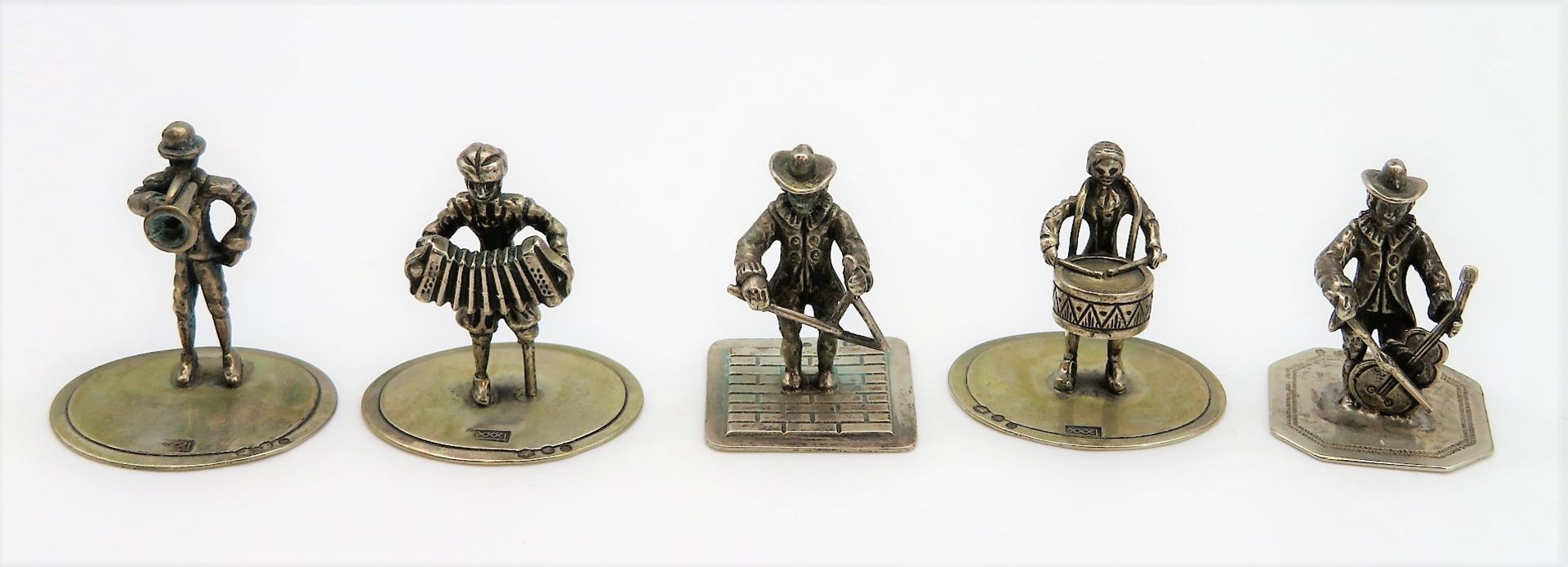 5 Miniaturen, Musikanten, 835er Silber, gepunzt, 41,2 g, h 3 cm, d 2,7 cm.