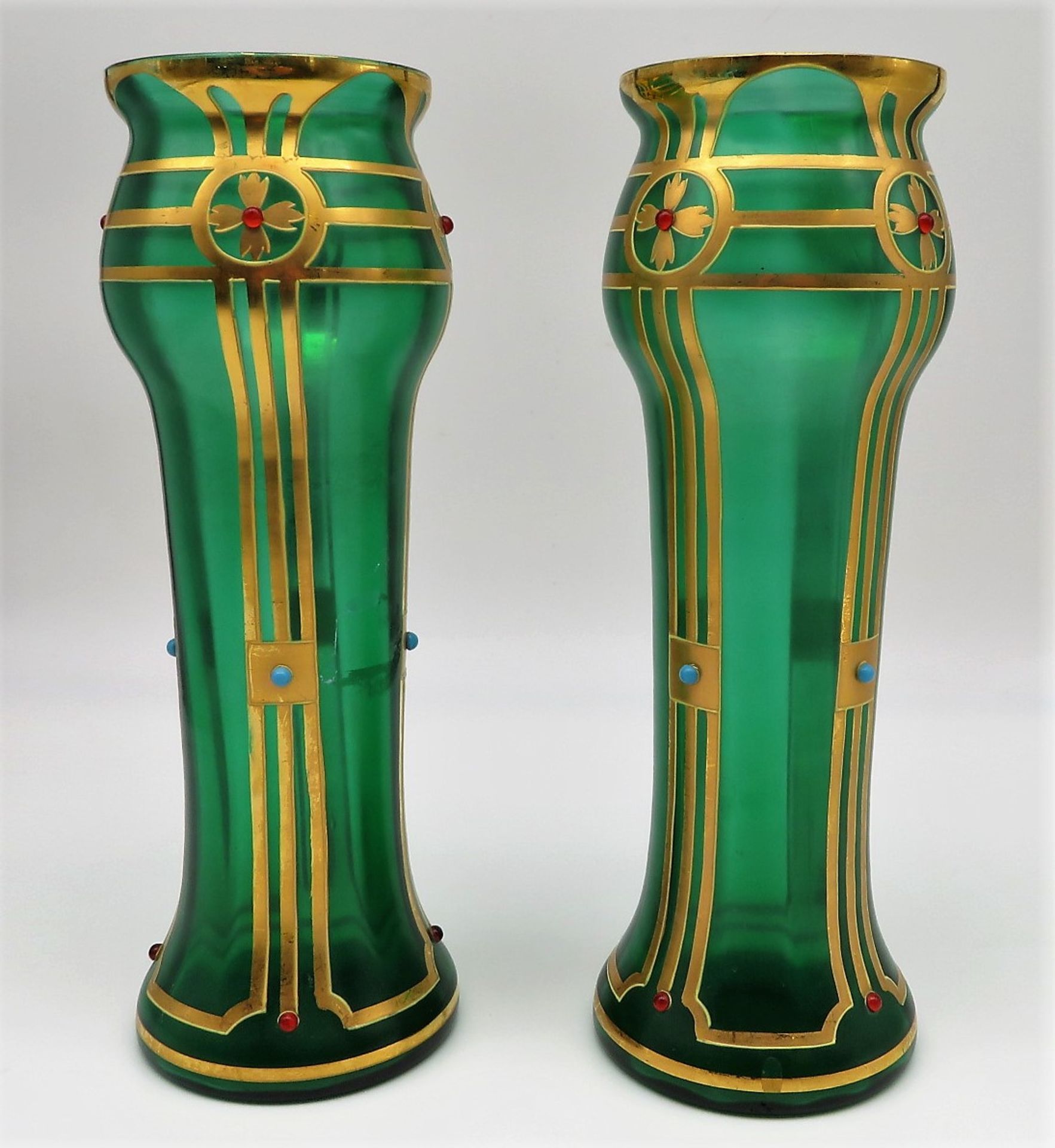 2 Vasen, Jugendstil, um 1900, grünes glas mit feiner Goldmalerei und aufgesetzten Glasperlen, h 27, - Image 2 of 2
