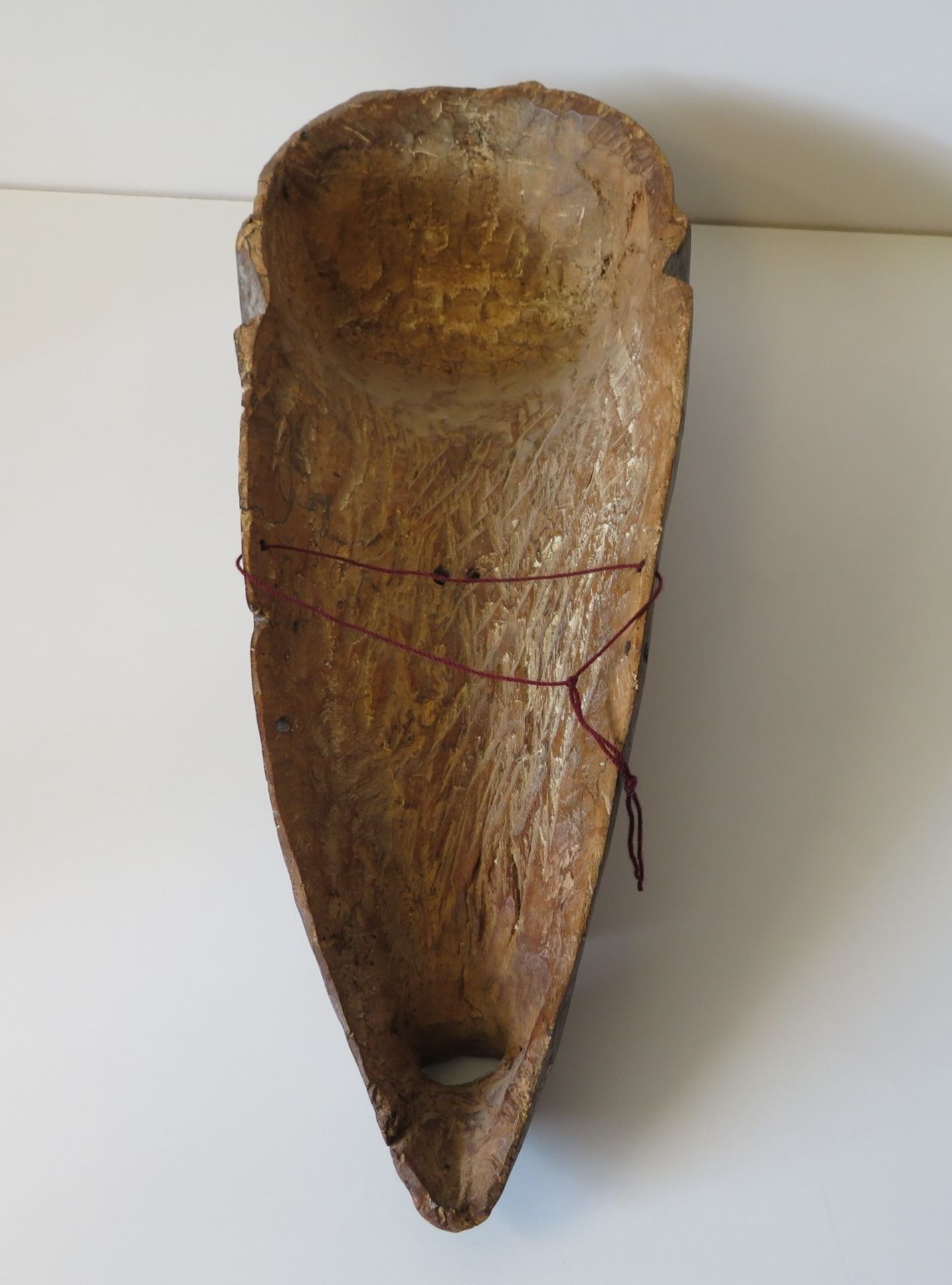 Antike Tanzmaske, Afrika, Holz geschnitzt, Narbentatauierungen, Reste von Kalkung, 54 x 20 x 13 cm. - Bild 2 aus 2