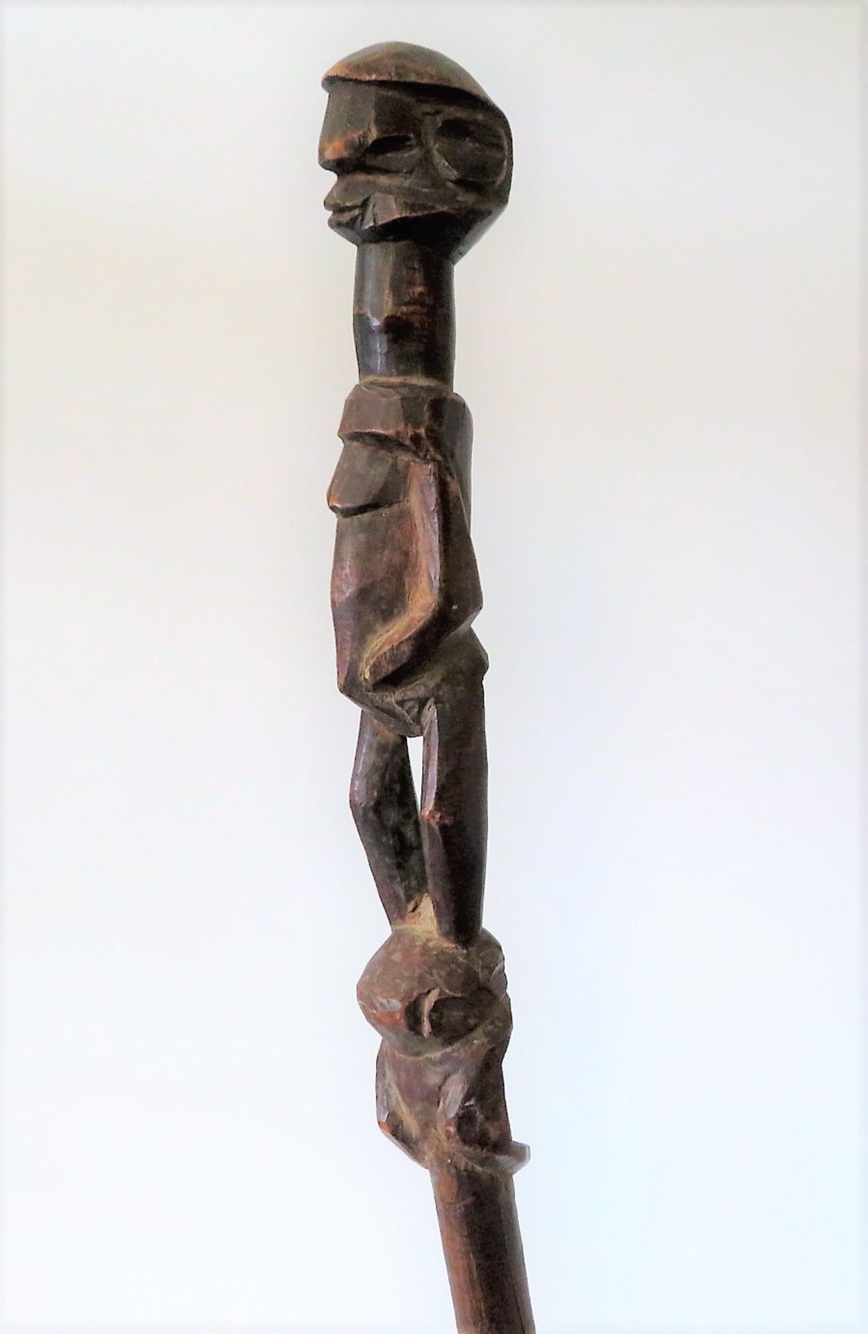 Ältestenstab, Afrika, Kongo, Holz geschnitzt, mit männlicher Figur, l 93 cm, d 6 cm.