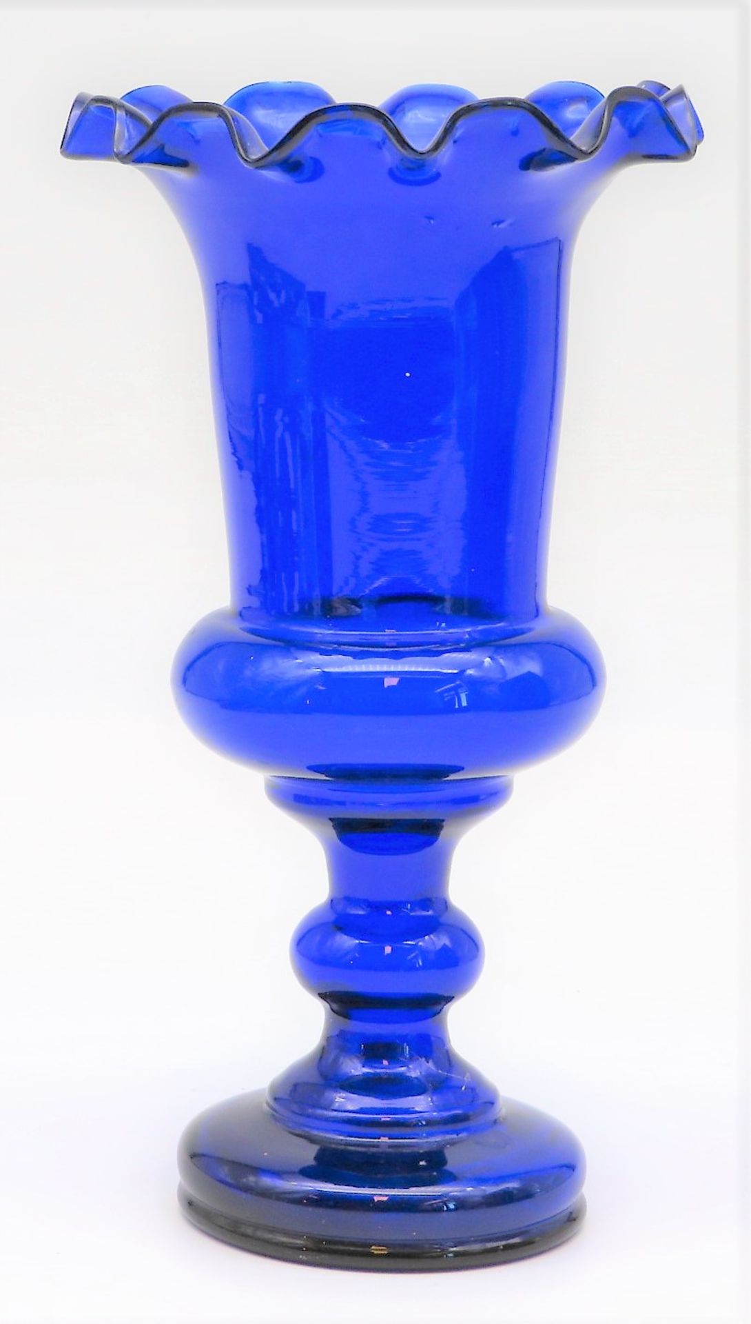 Vase, Biedermeier, um 1840, Blau eingefärbtes Glas, Kneiffrand, h 19 cm, d 11,5 cm.
