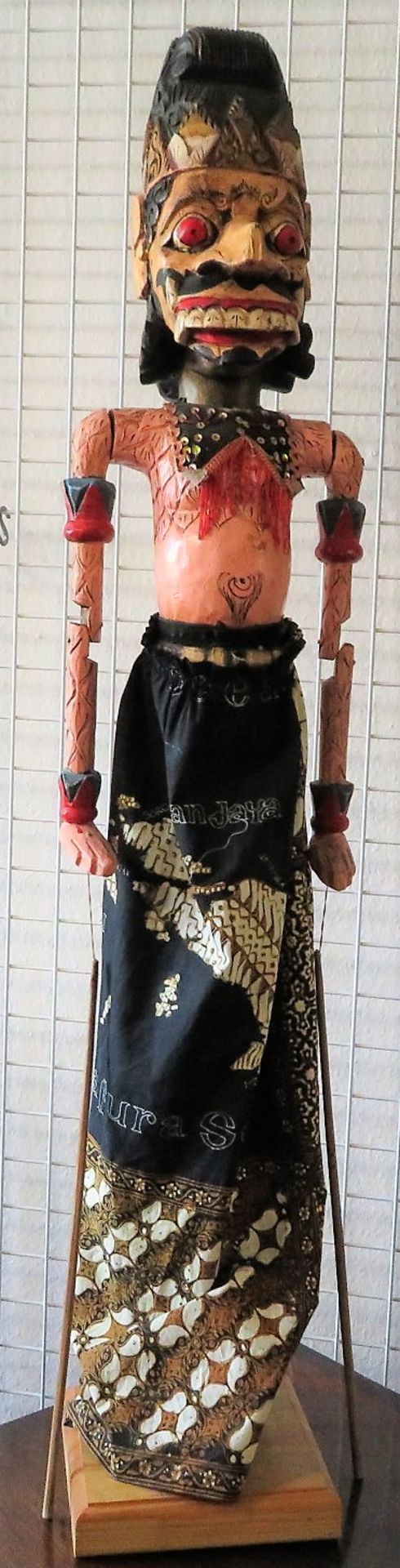 Große Wayang Golek Puppe, Indonesien, Holz geschnitzt und farbig bemalt, Nase best., 114 x 21 x 21