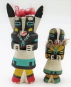 2 alte Kachina-Figuren, Amerika, 1 x Dachs, Holz geschnitzt, farbige Bemalung, h 10,5/15 cm.