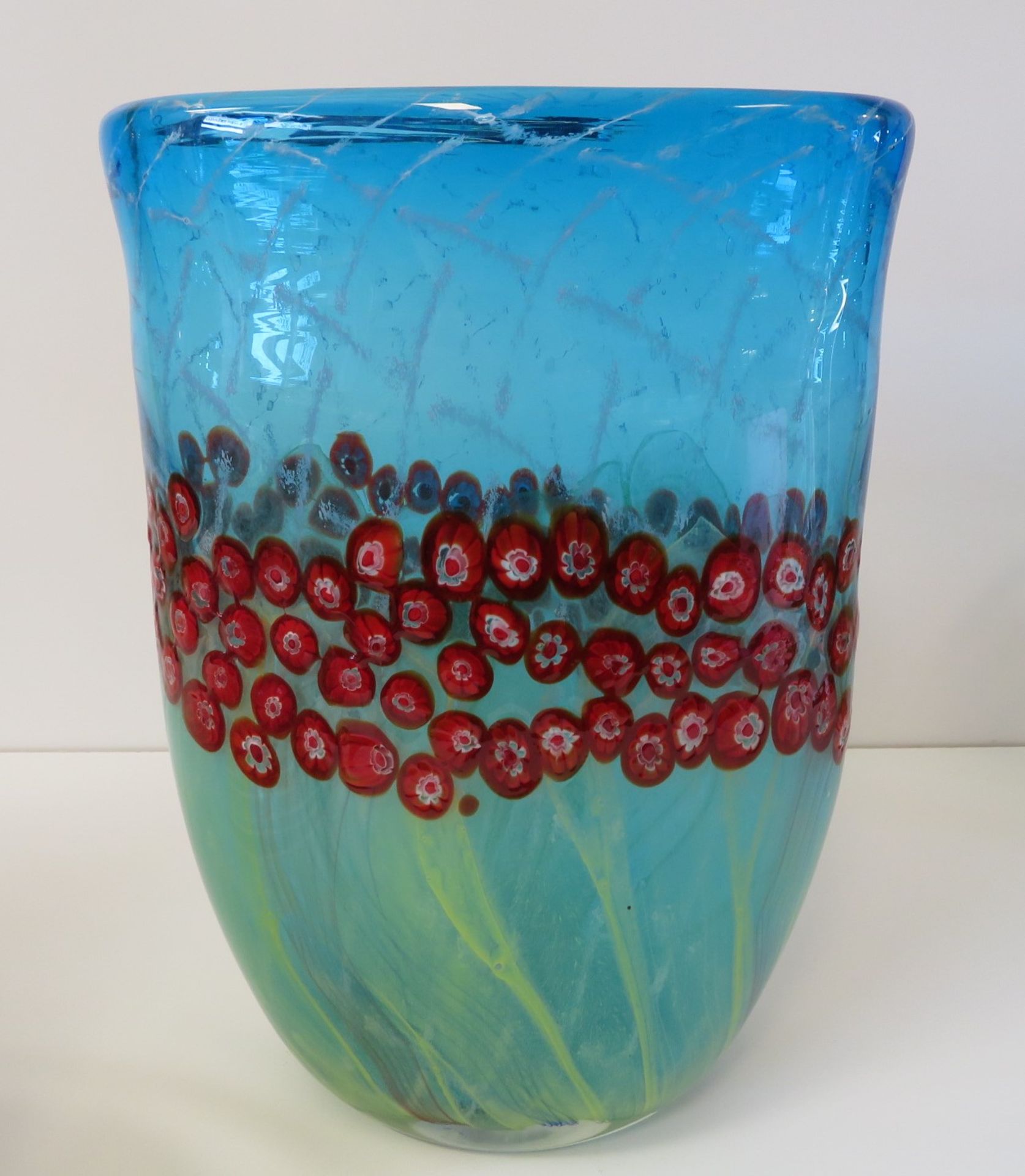 Große Designer Vase, Murano, grün-bläuliches Glas mit eingeschmolzenen roten Murinen, h 37 cm, d 26 - Bild 2 aus 2