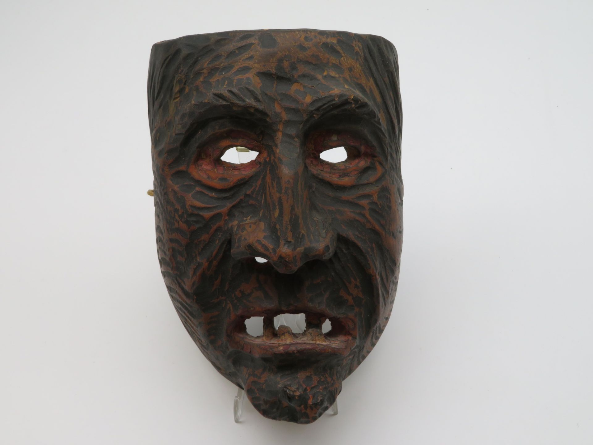 Antike Perchtenmaske, Holz geschnitzt und gefasst, 22 x 16 x 12 cm.