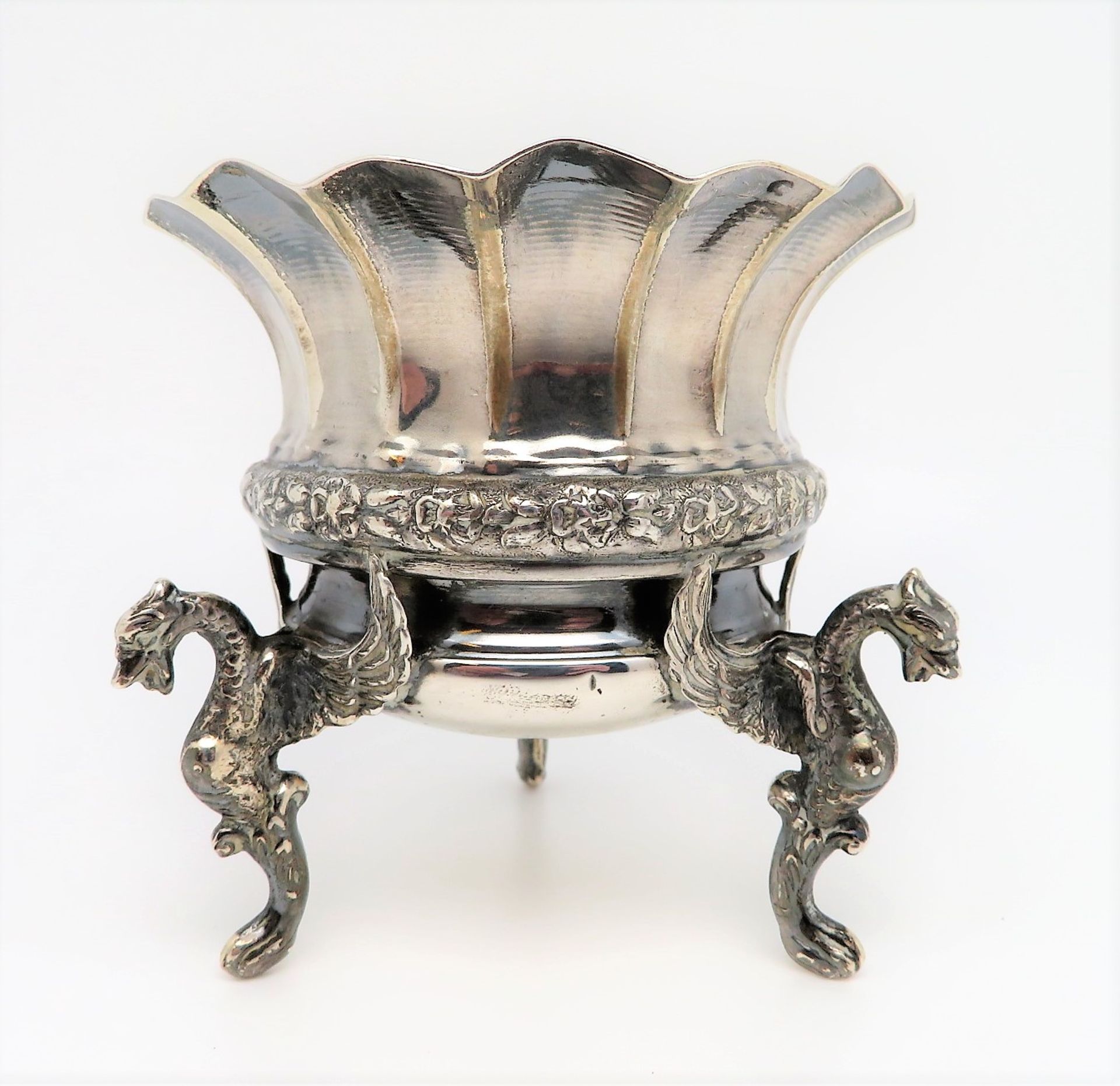 Schälchen, getragen durch drei geflügelte Drachen, 835er Silber, gepunzt, 80 g, h 8,5 cm, d 8,5 cm.