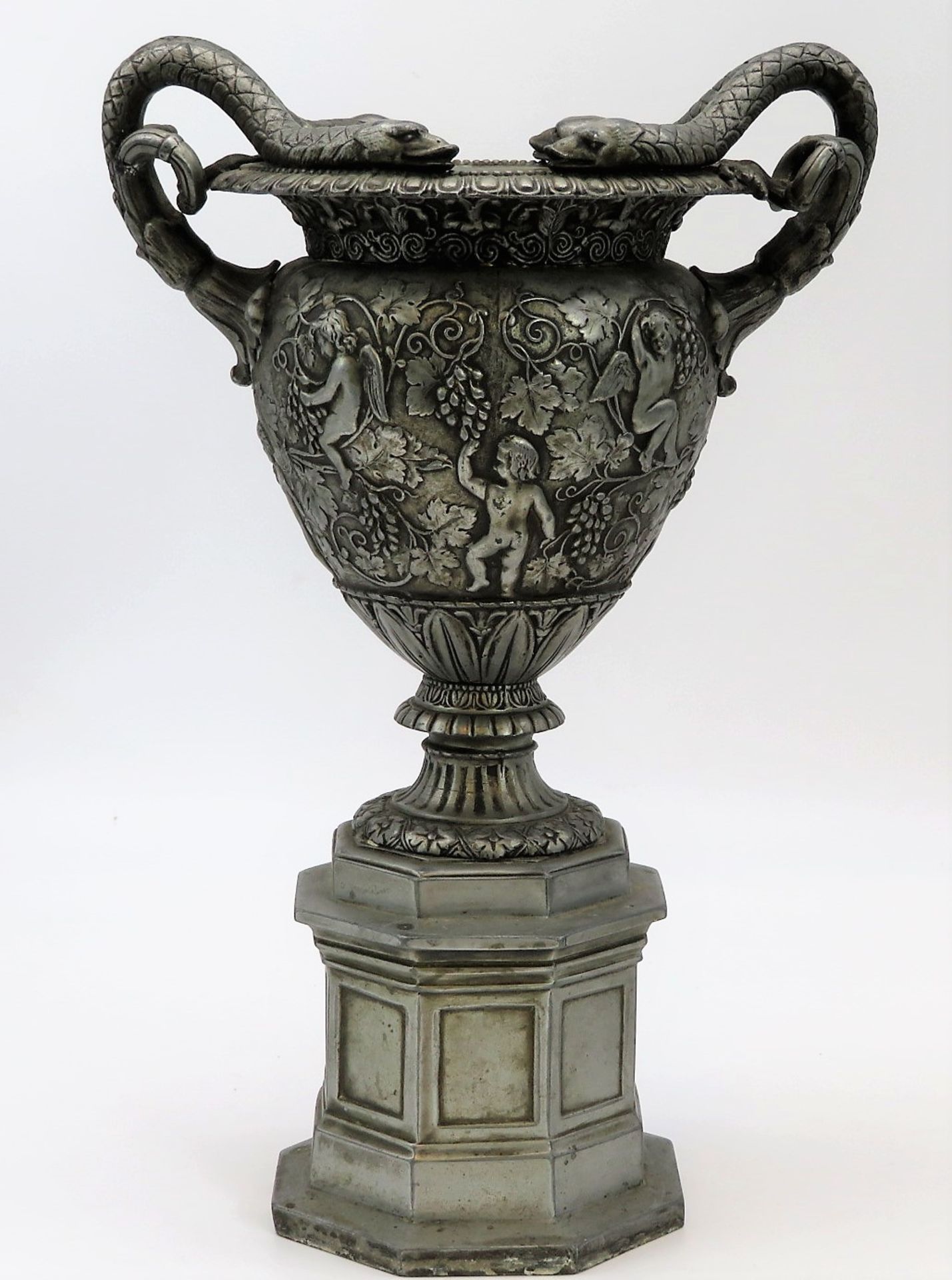 Schlangenvase mit umlaufendem Puttenrelief, 19. Jahrhundert, Zinkguss, h 35,5 cm, d 24 cm.