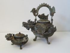 2 Henkelkannen, China, Eisen mit Drachenköpfen, h 11/23 cm.
