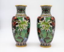2 Cloisonné Vasen, China, 1. Hälfte 20. Jahrhundert, farbiger Zellenschmelz mit feinem Blütendekor,