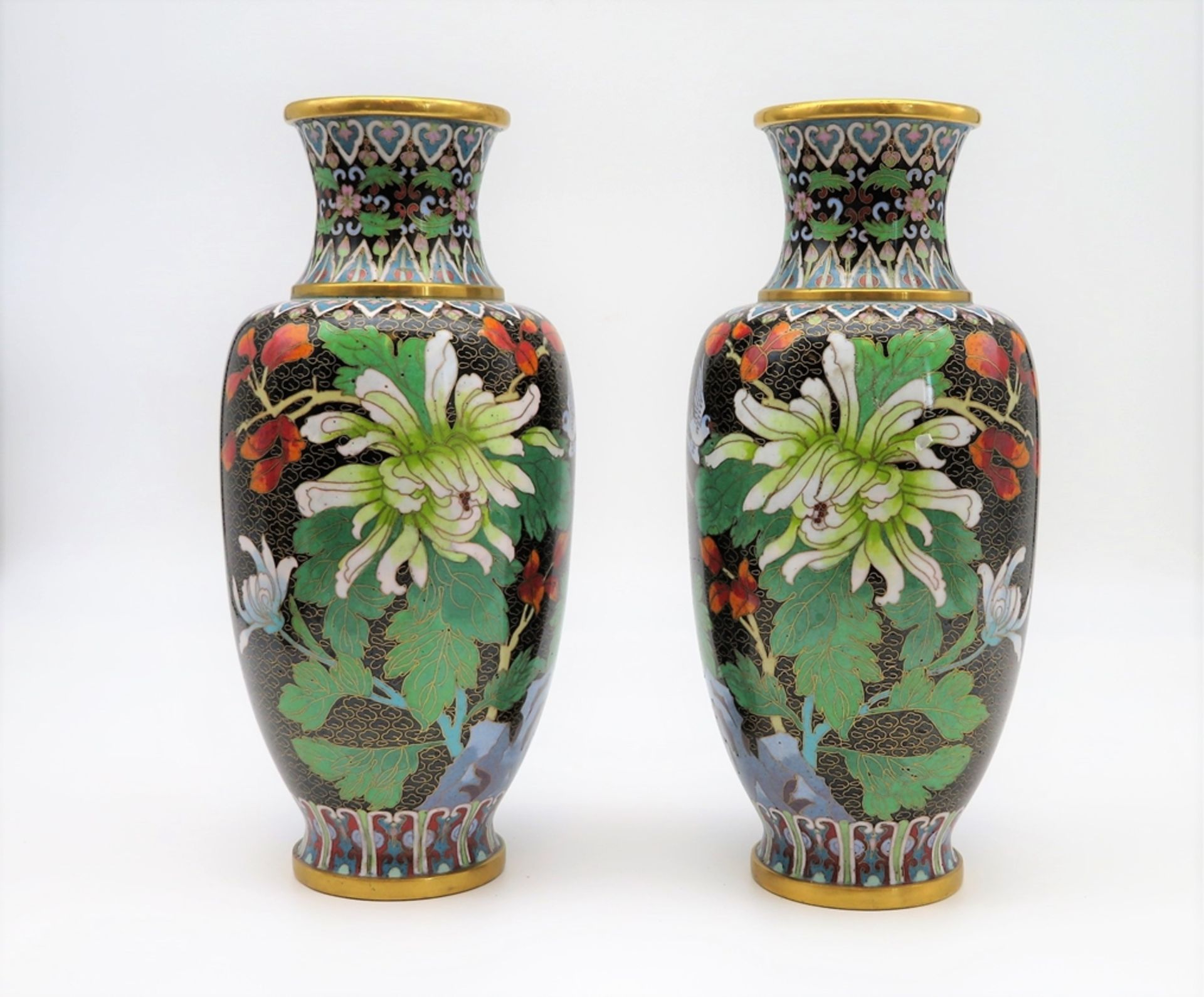 2 Cloisonné Vasen, China, 1. Hälfte 20. Jahrhundert, farbiger Zellenschmelz mit feinem Blütendekor,