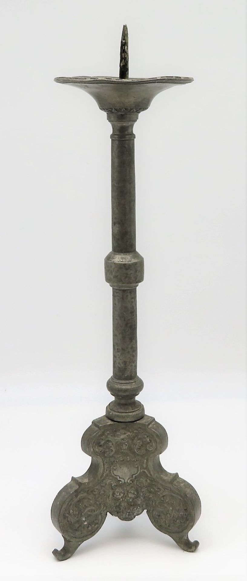 Kirchenkerzenleuchter, 18./19. Jahrhundert, Zinn, h 52 cm, d 15,5 cm.