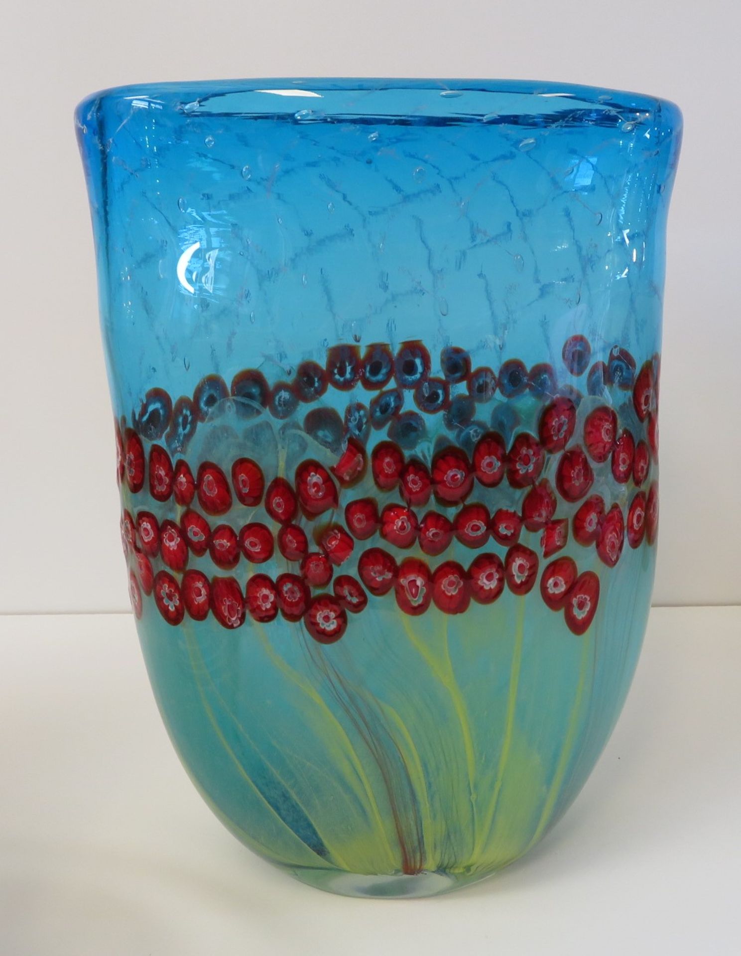 Große Designer Vase, Murano, grün-bläuliches Glas mit eingeschmolzenen roten Murinen, h 37 cm, d 26